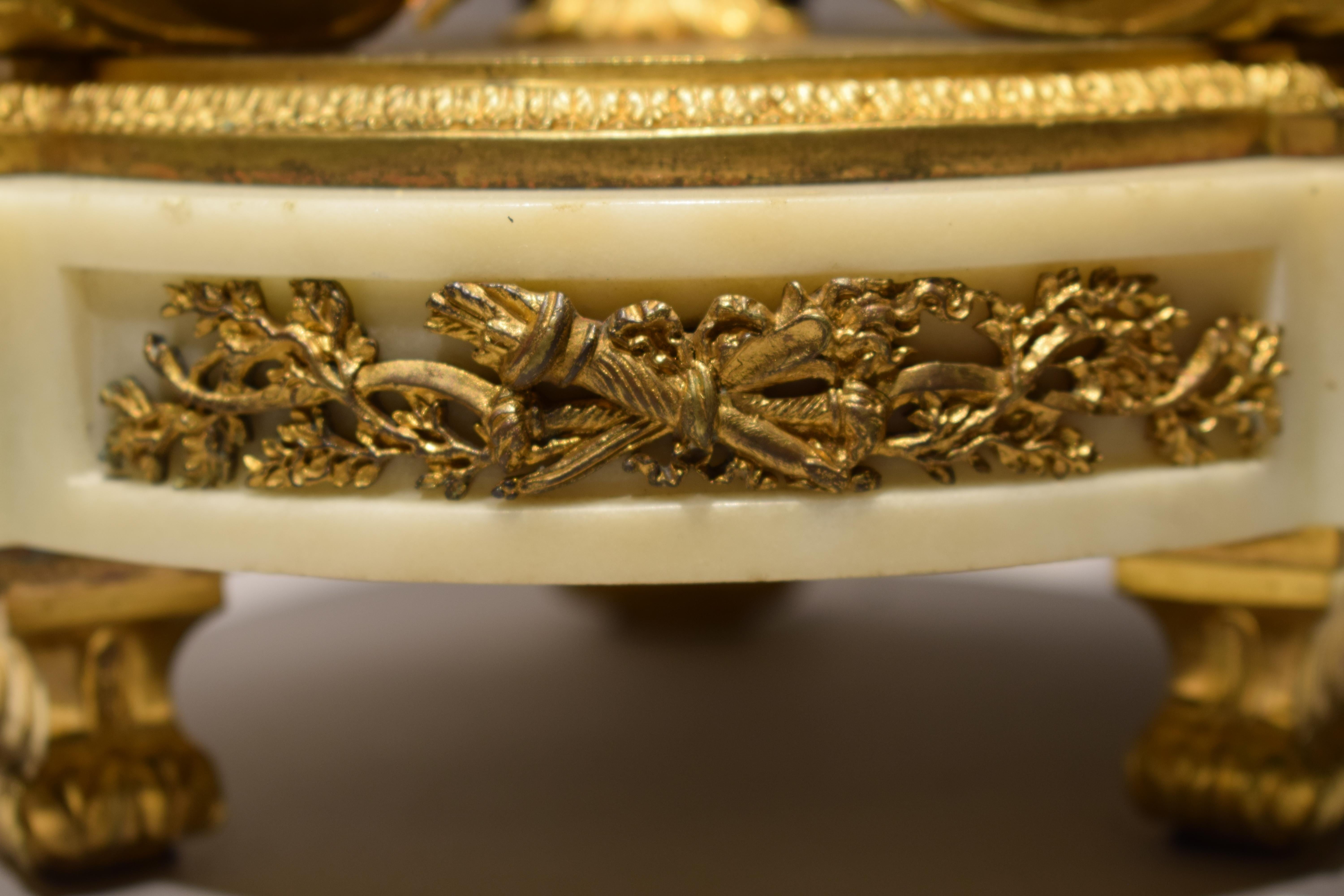 Coppia di candelabri a sette luci in stile Luigi XIV con ormolu in vendita 2