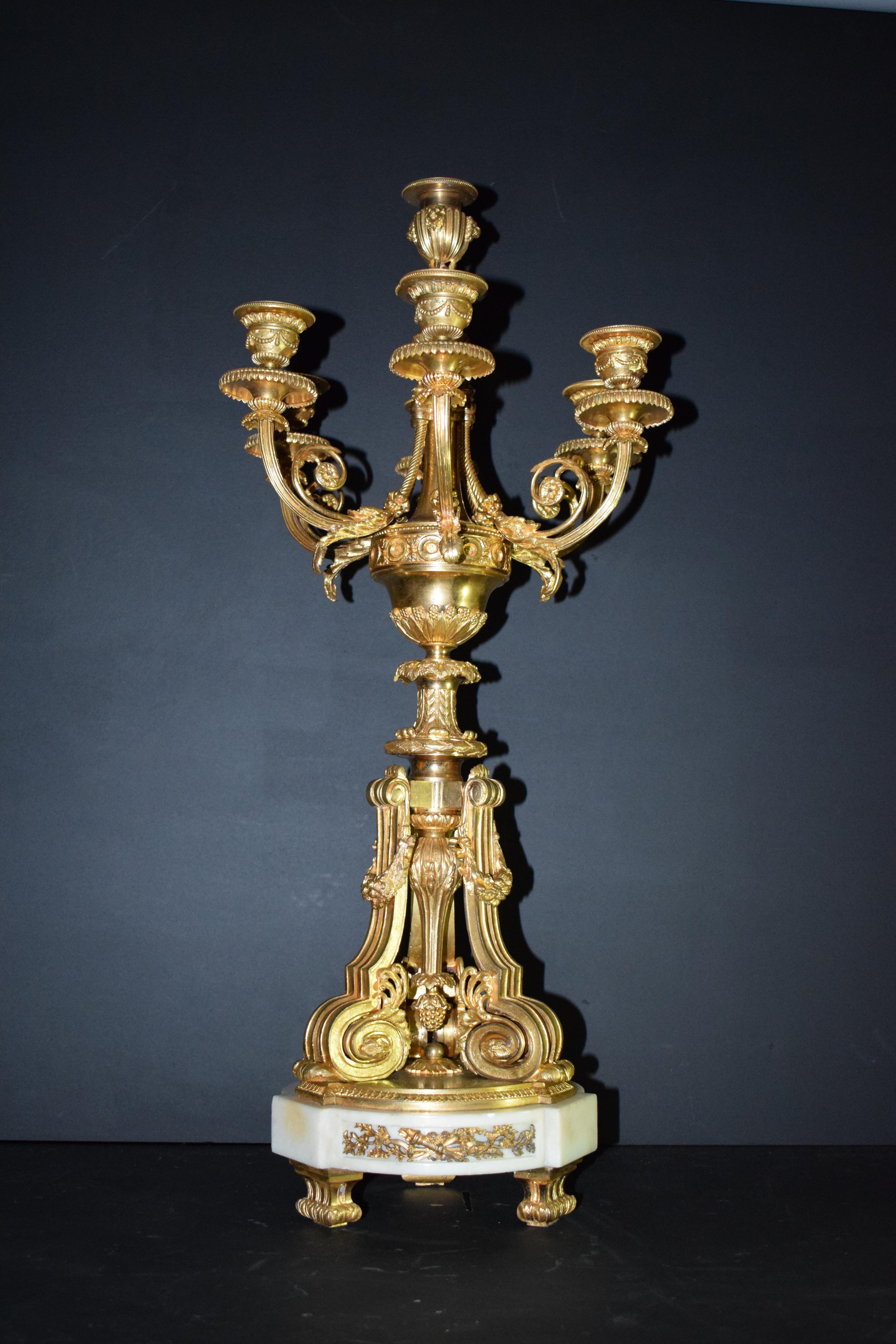 Dorato Coppia di candelabri a sette luci in stile Luigi XIV con ormolu in vendita