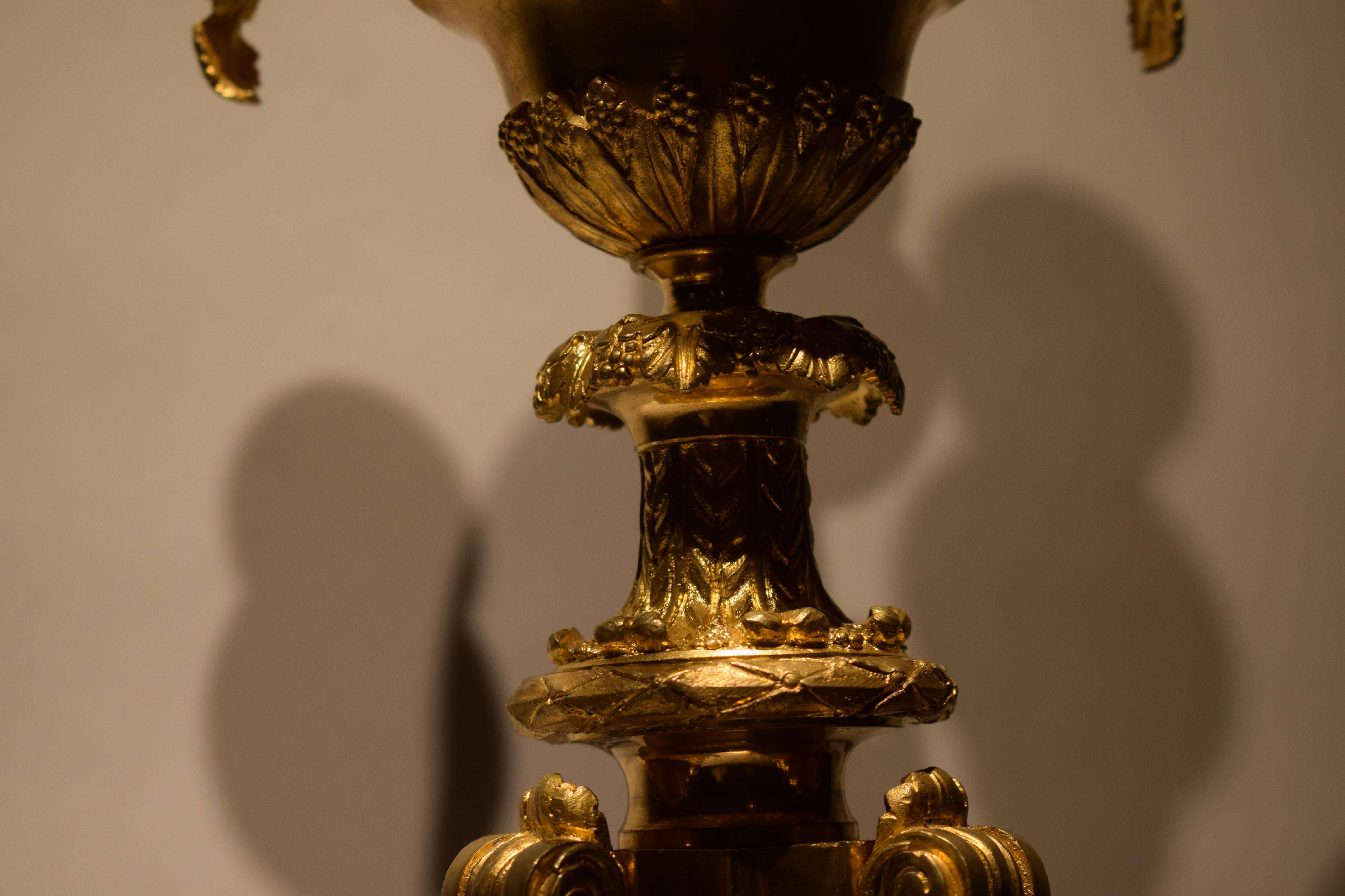 Paar Ormolu-Kandelaber im Louis XIV.-Stil mit sieben Lichtern im Angebot 1