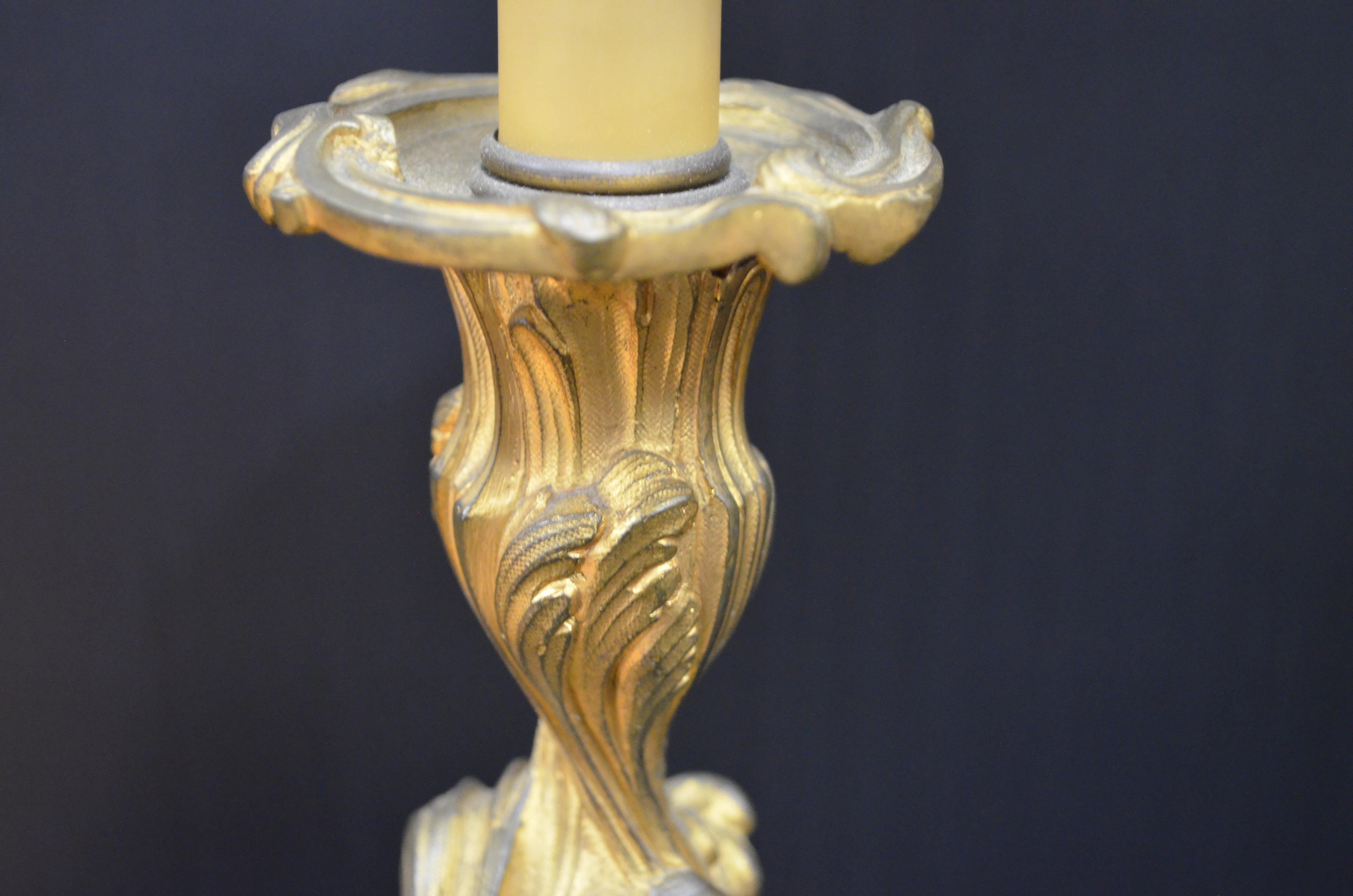 Paar Louis XV Bronze Doré Leuchter montiert Lampen W / Tole Bouillotte Schirme im Angebot 4