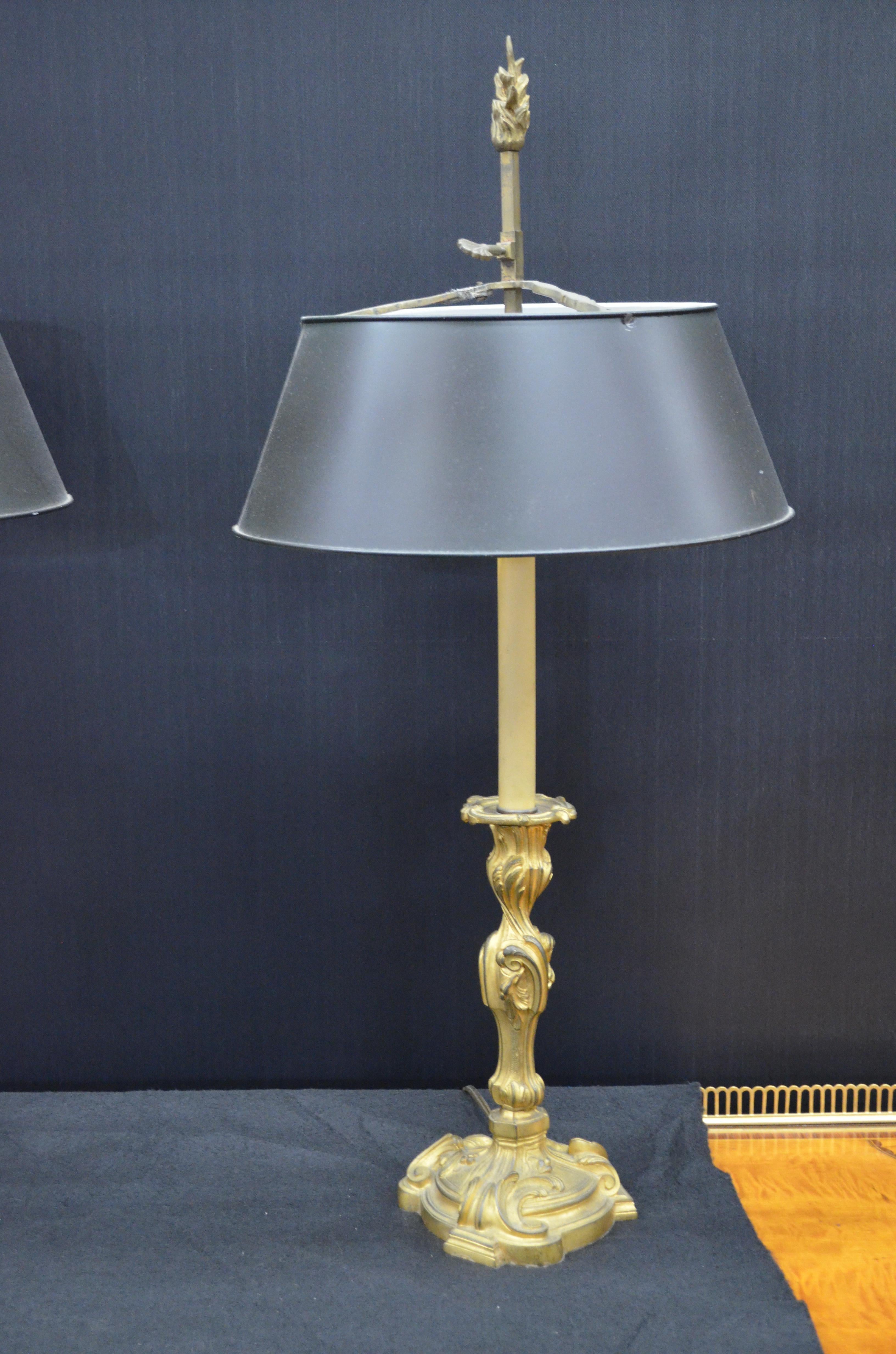 Paar Louis XV Bronze Doré Leuchter montiert Lampen W / Tole Bouillotte Schirme (Französisch) im Angebot