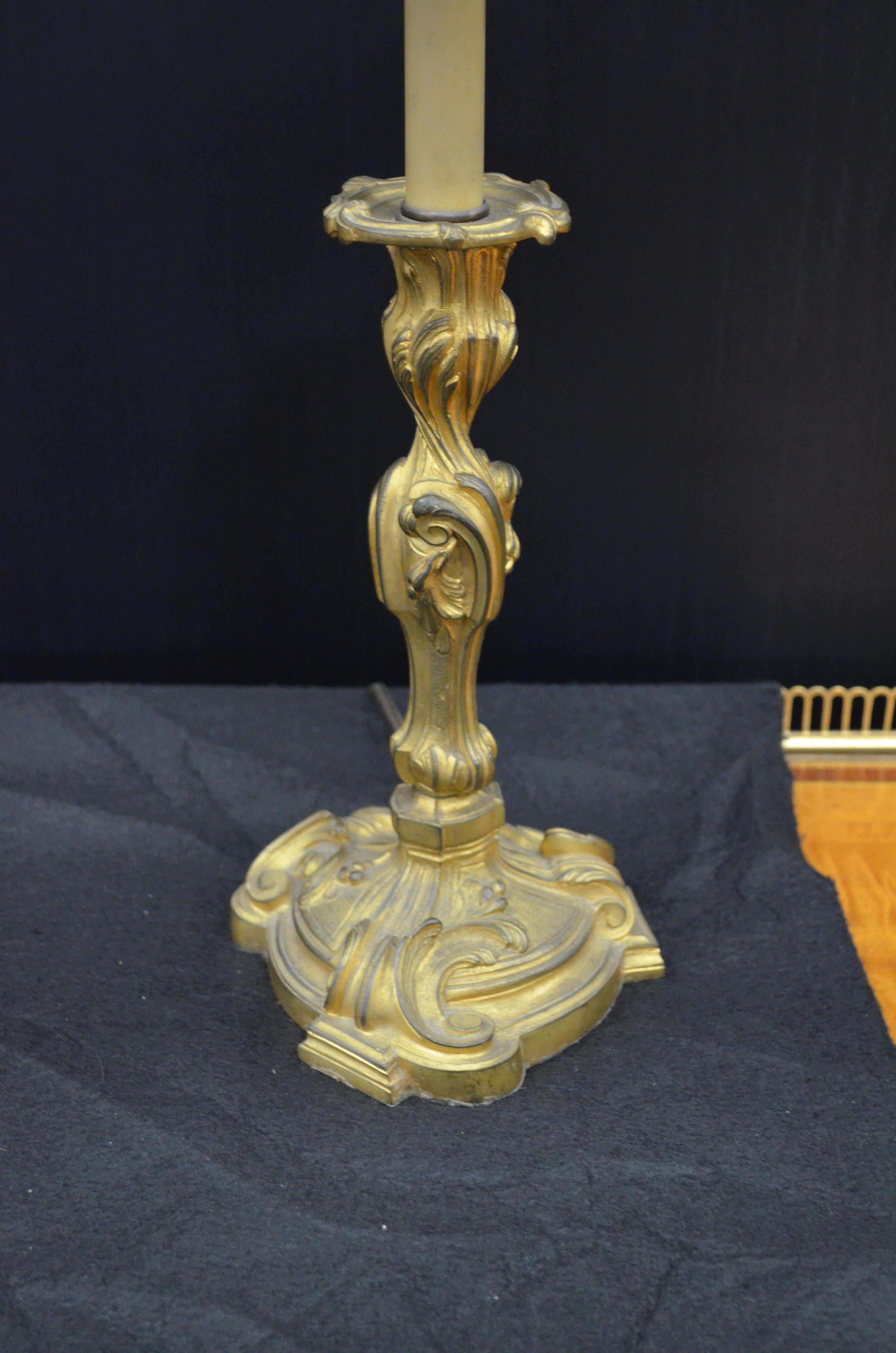 Paar Louis XV Bronze Doré Leuchter montiert Lampen W / Tole Bouillotte Schirme im Zustand „Gut“ im Angebot in Charleston, SC