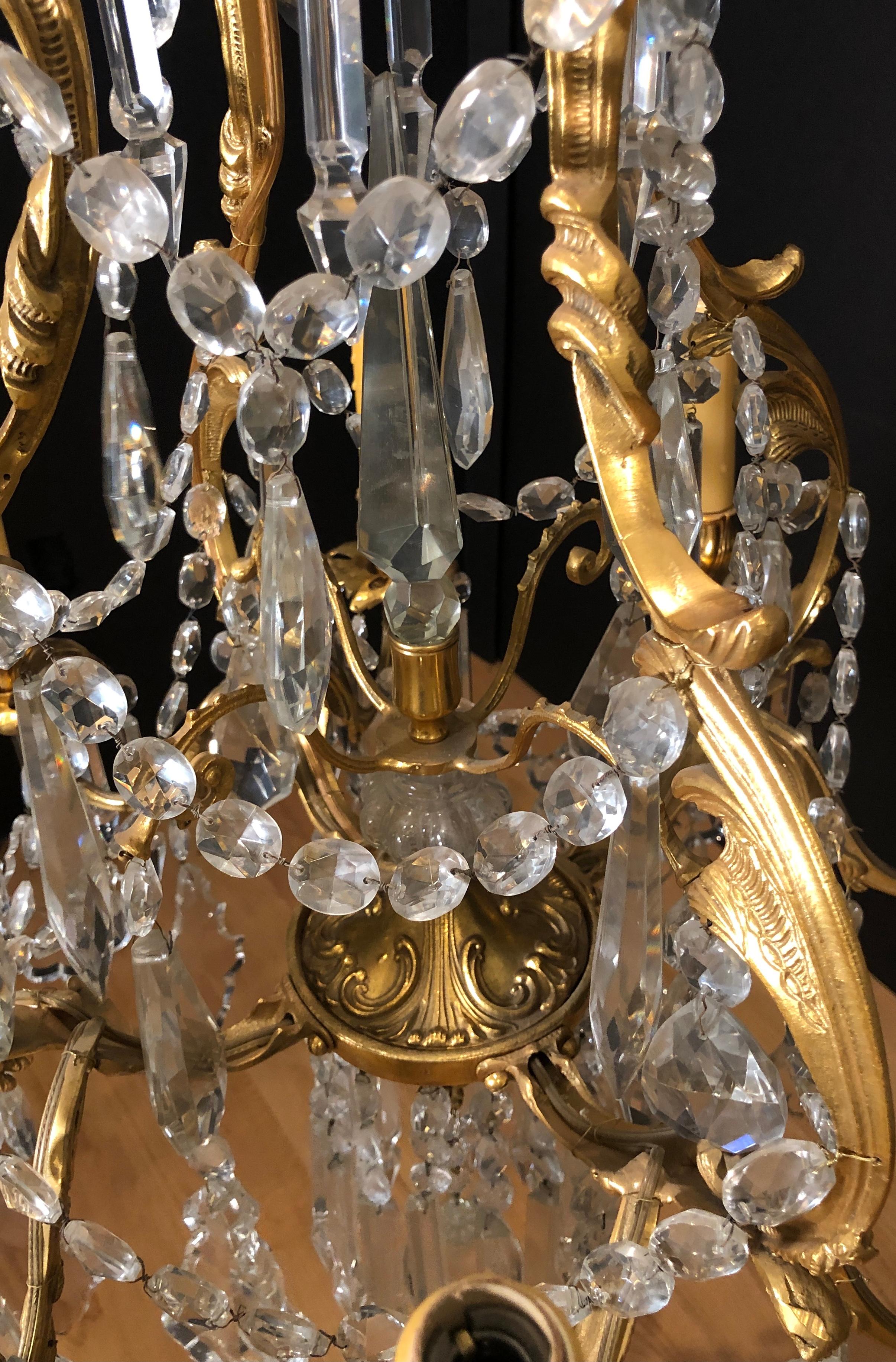Paar Louis-XV-Kronleuchter aus vergoldeter Bronze und Kristall aus dem 19. Jahrhundert im Angebot 1