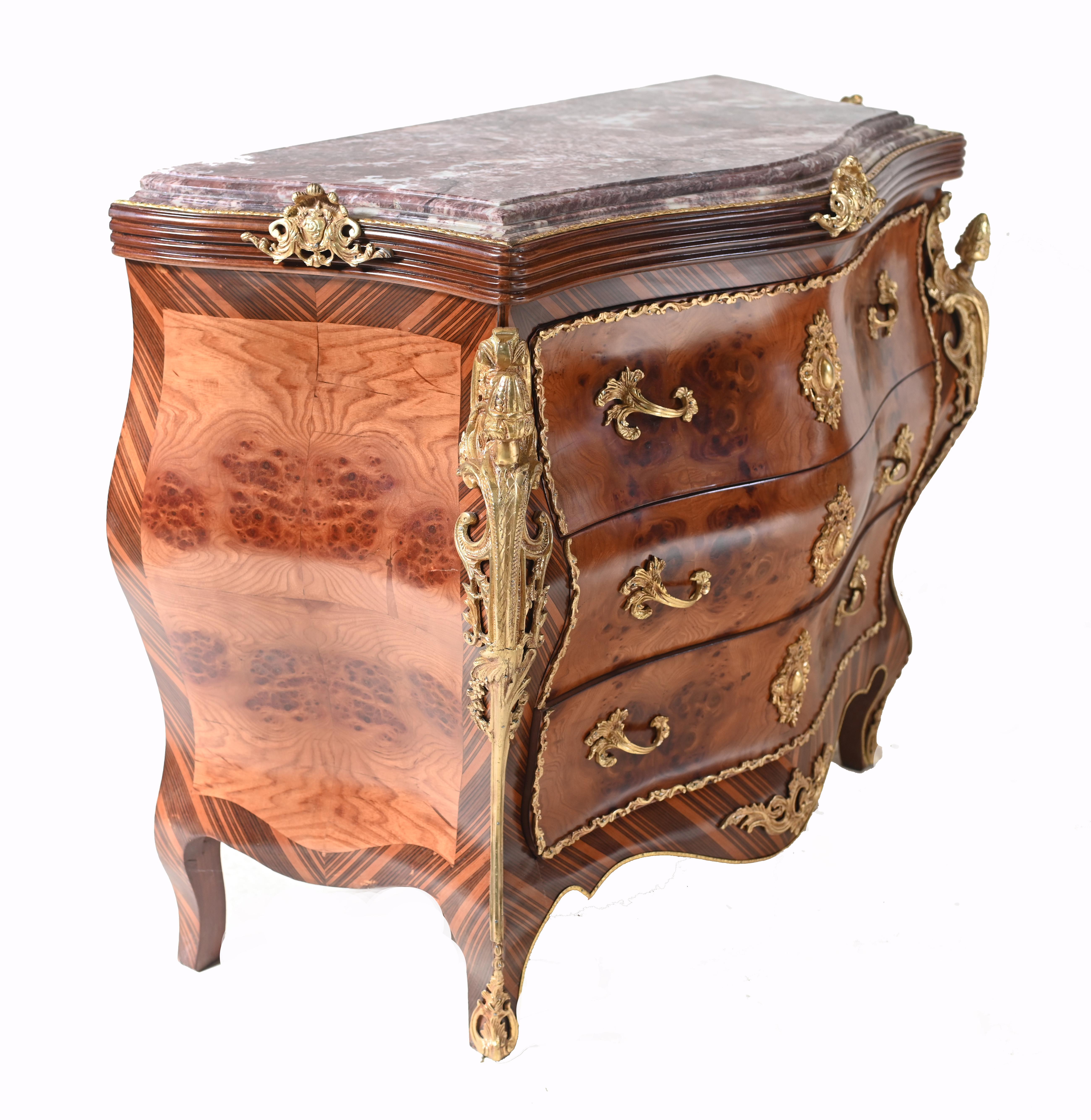 Coppia di Commodes Luigi XV Cassettiera francese a bombe in vendita 5