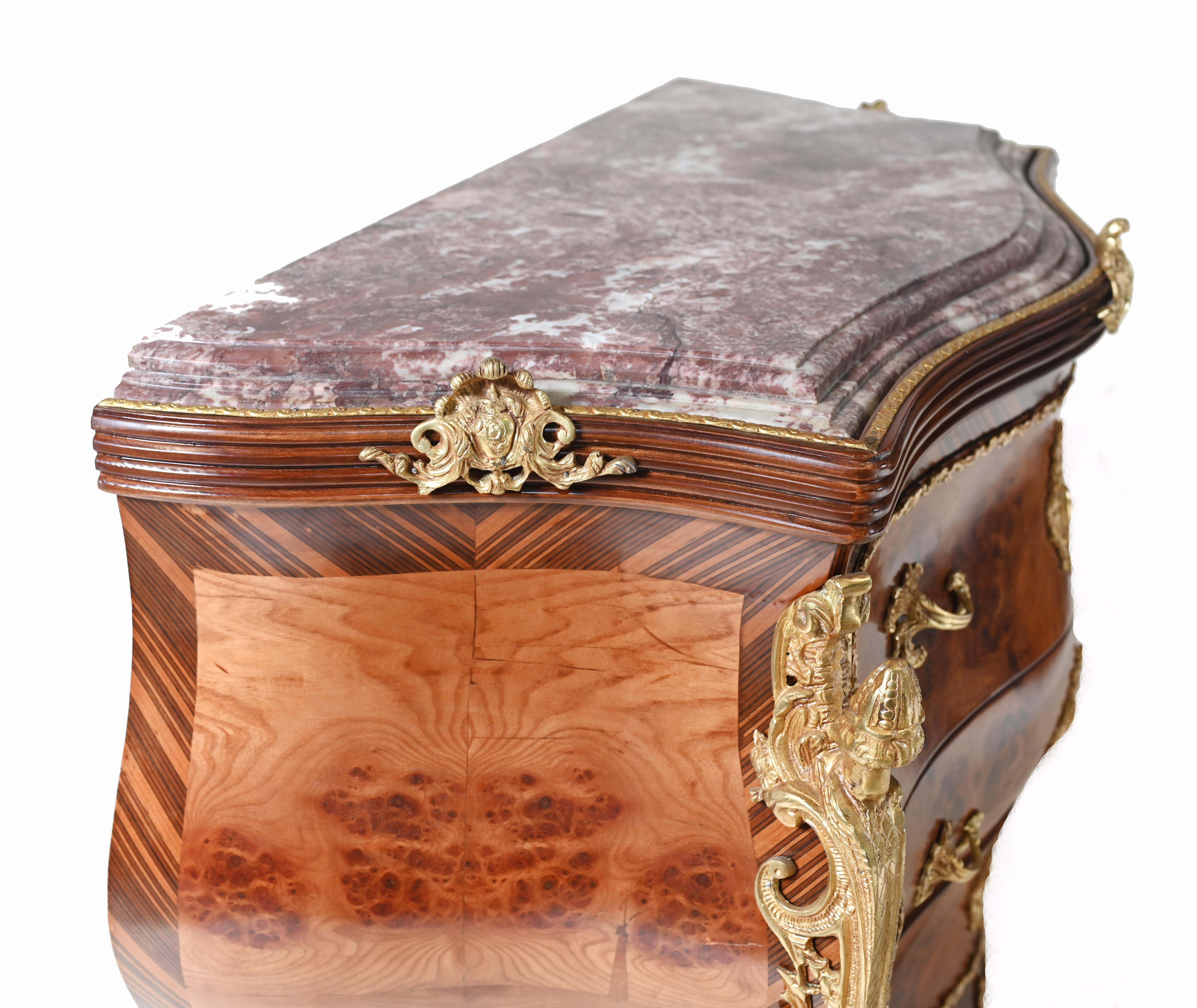 Coppia di Commodes Luigi XV Cassettiera francese a bombe in vendita 6