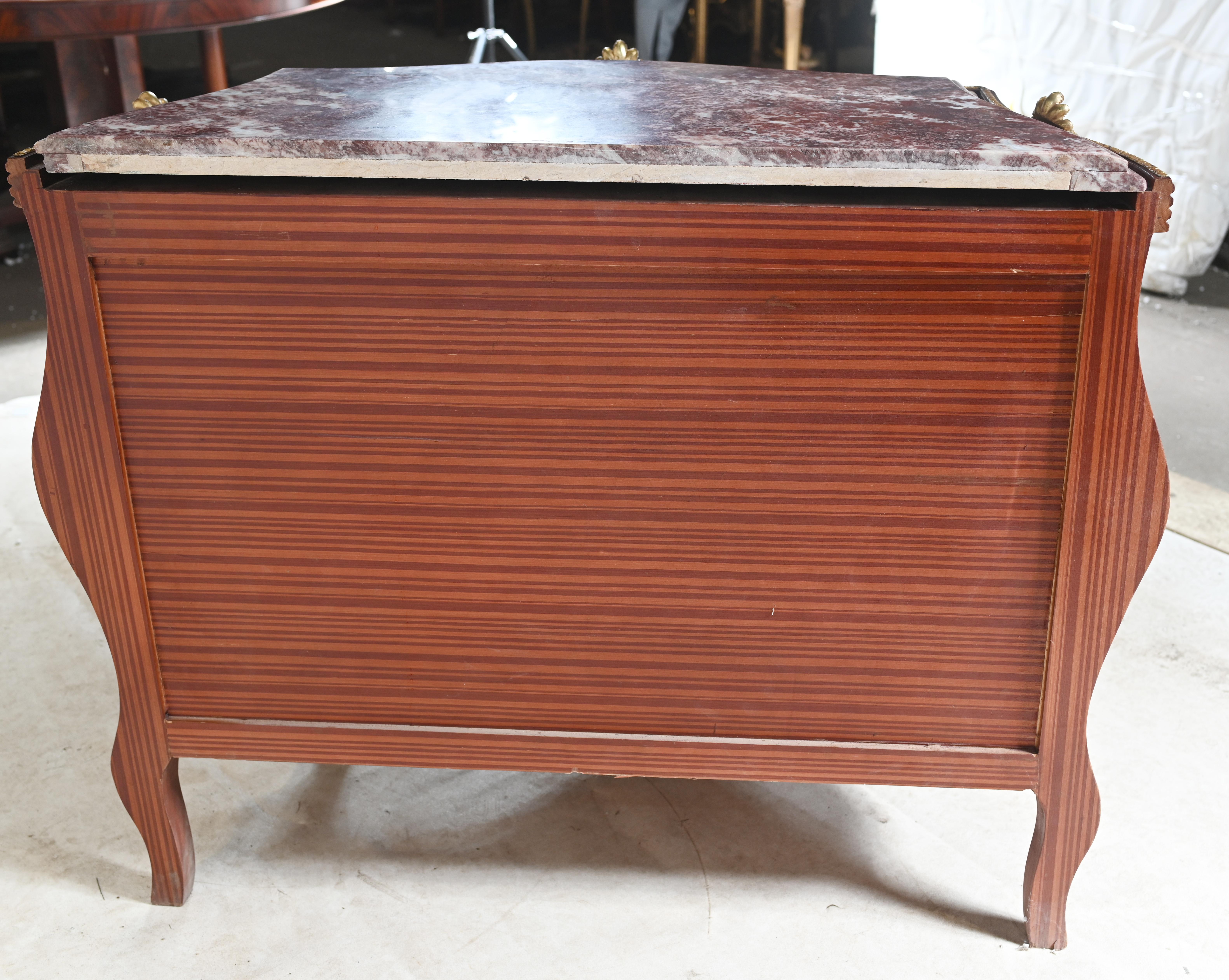 Coppia di Commodes Luigi XV Cassettiera francese a bombe in vendita 7