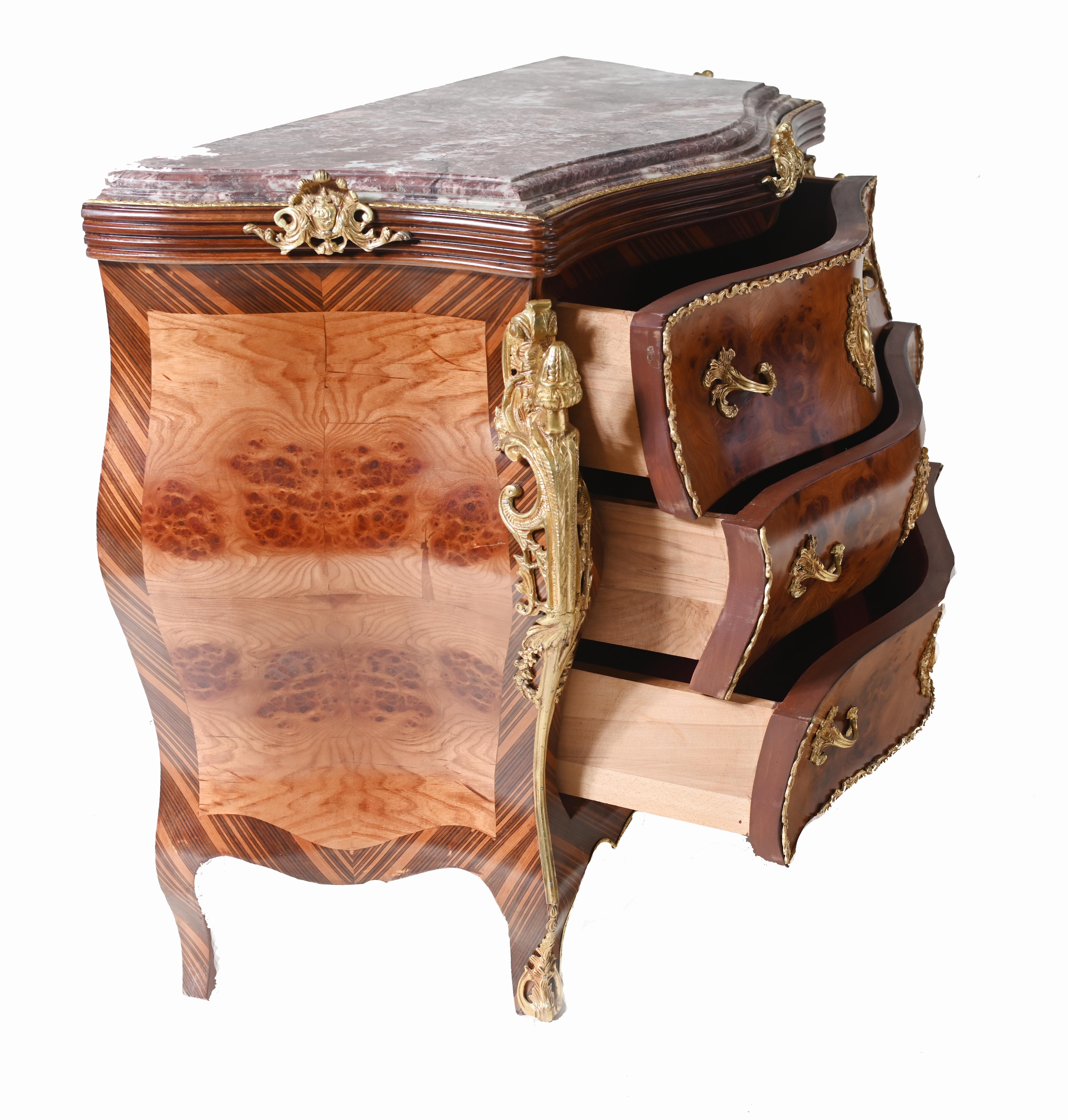 Coppia di Commodes Luigi XV Cassettiera francese a bombe in vendita 8