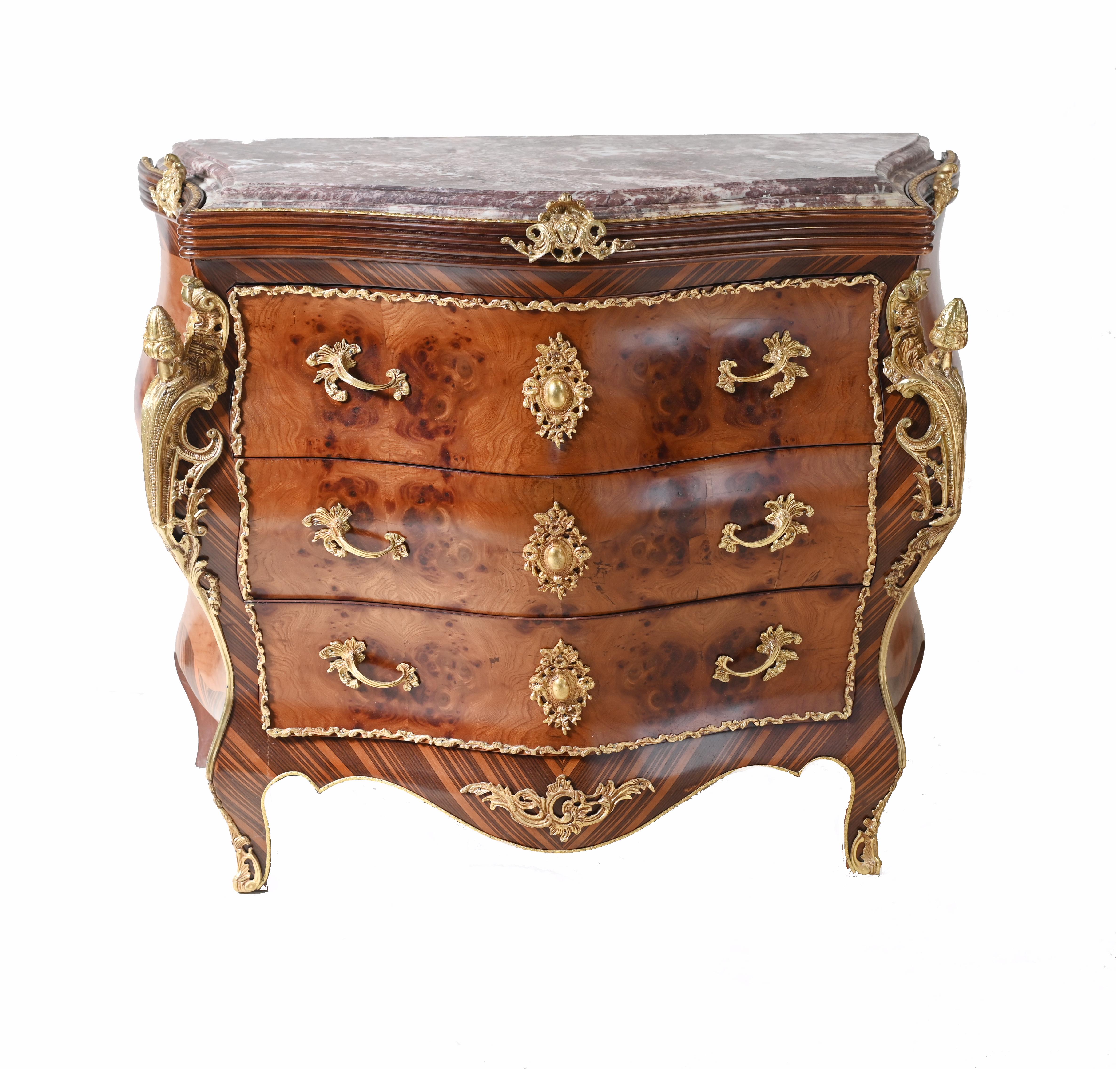 Stai visualizzando una coppia di commodes Luigi XV Revival a forma di bombe.
I piani sagomati sono realizzati in marmo rosso venato, con modanatura
bordi, completando perfettamente le curve voluttuose del corpo
I comodini sono impiallacciati in
