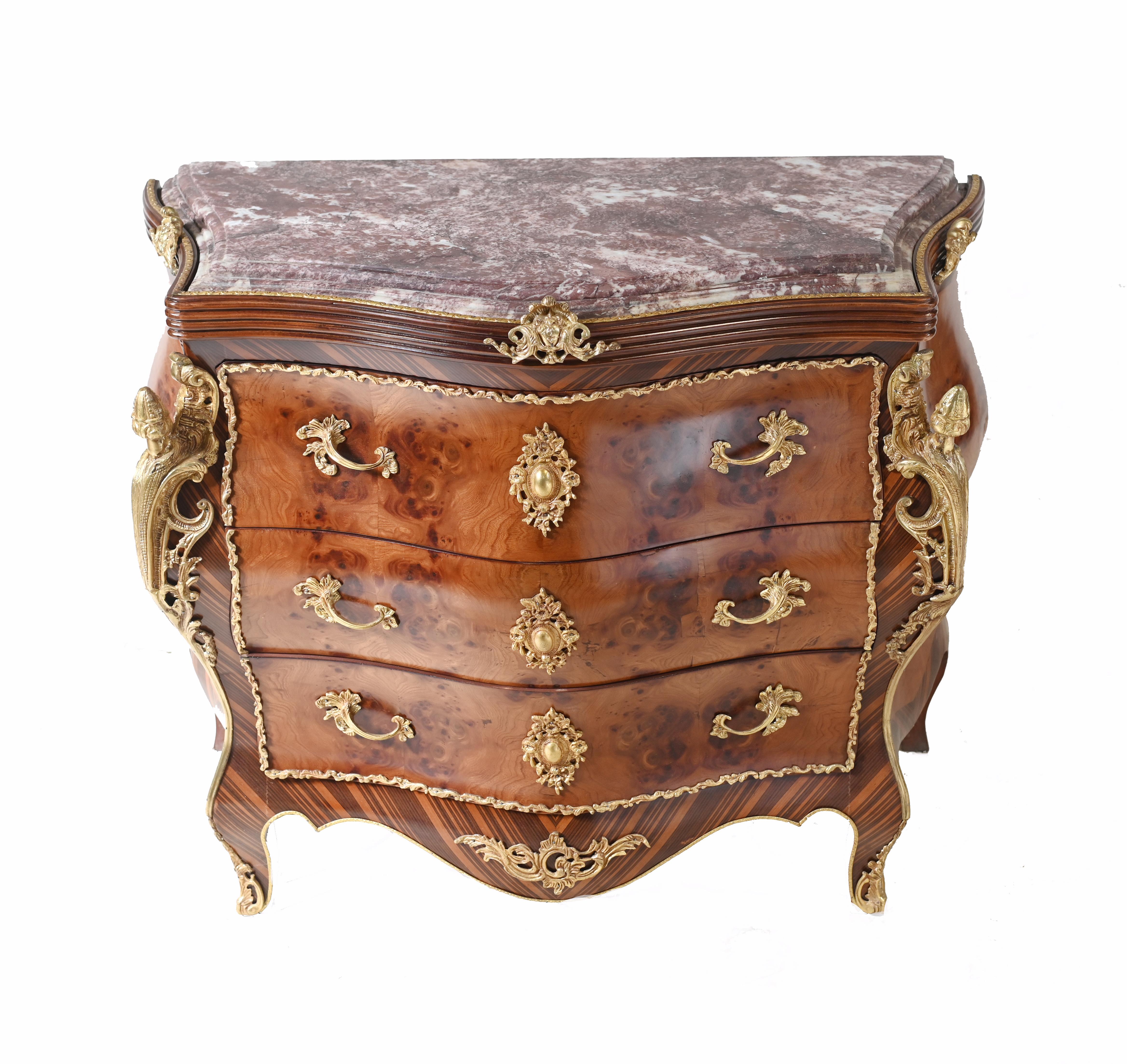 Coppia di Commodes Luigi XV Cassettiera francese a bombe In condizioni buone in vendita a Potters Bar, GB