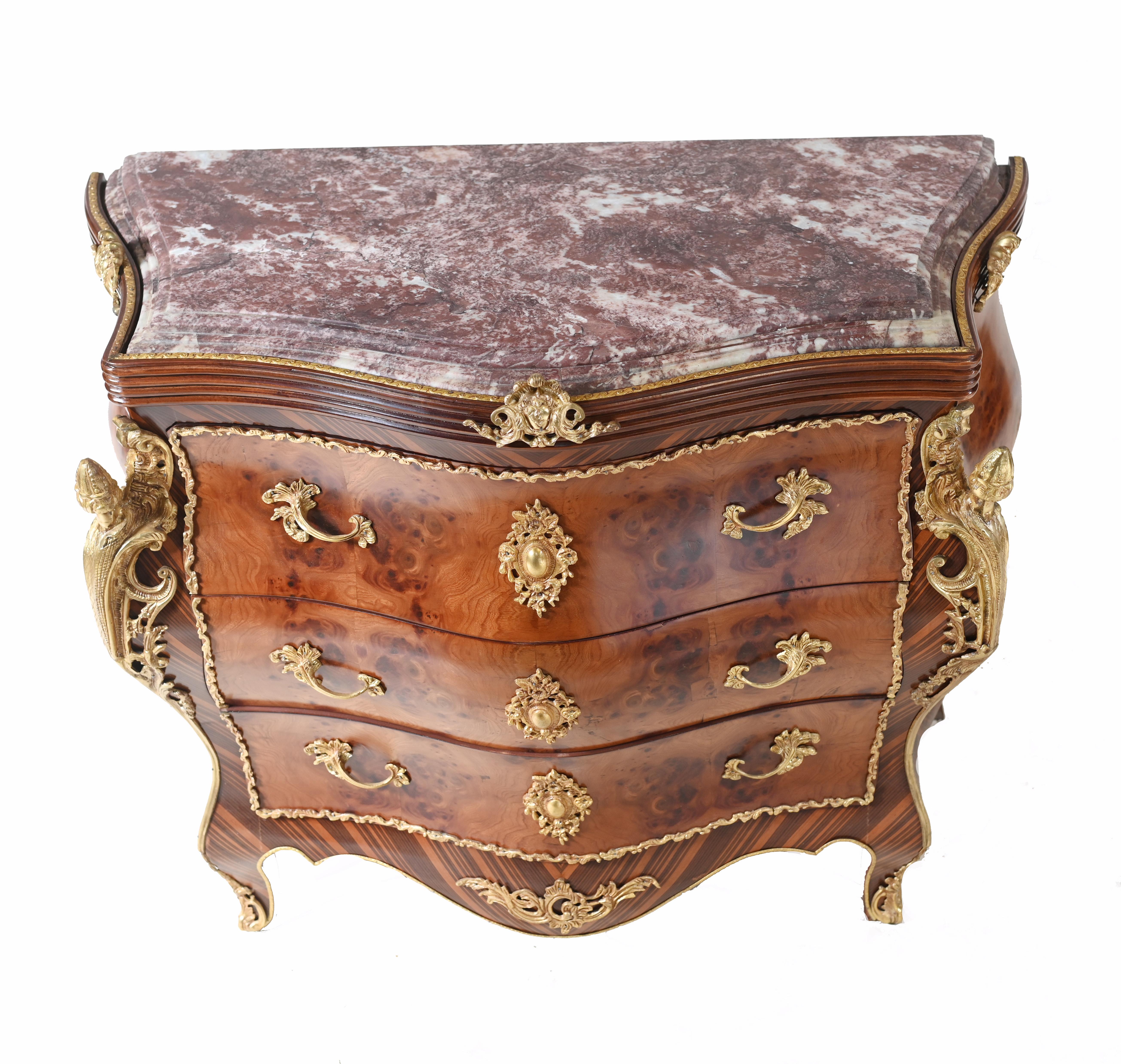 Fine XX secolo Coppia di Commodes Luigi XV Cassettiera francese a bombe in vendita