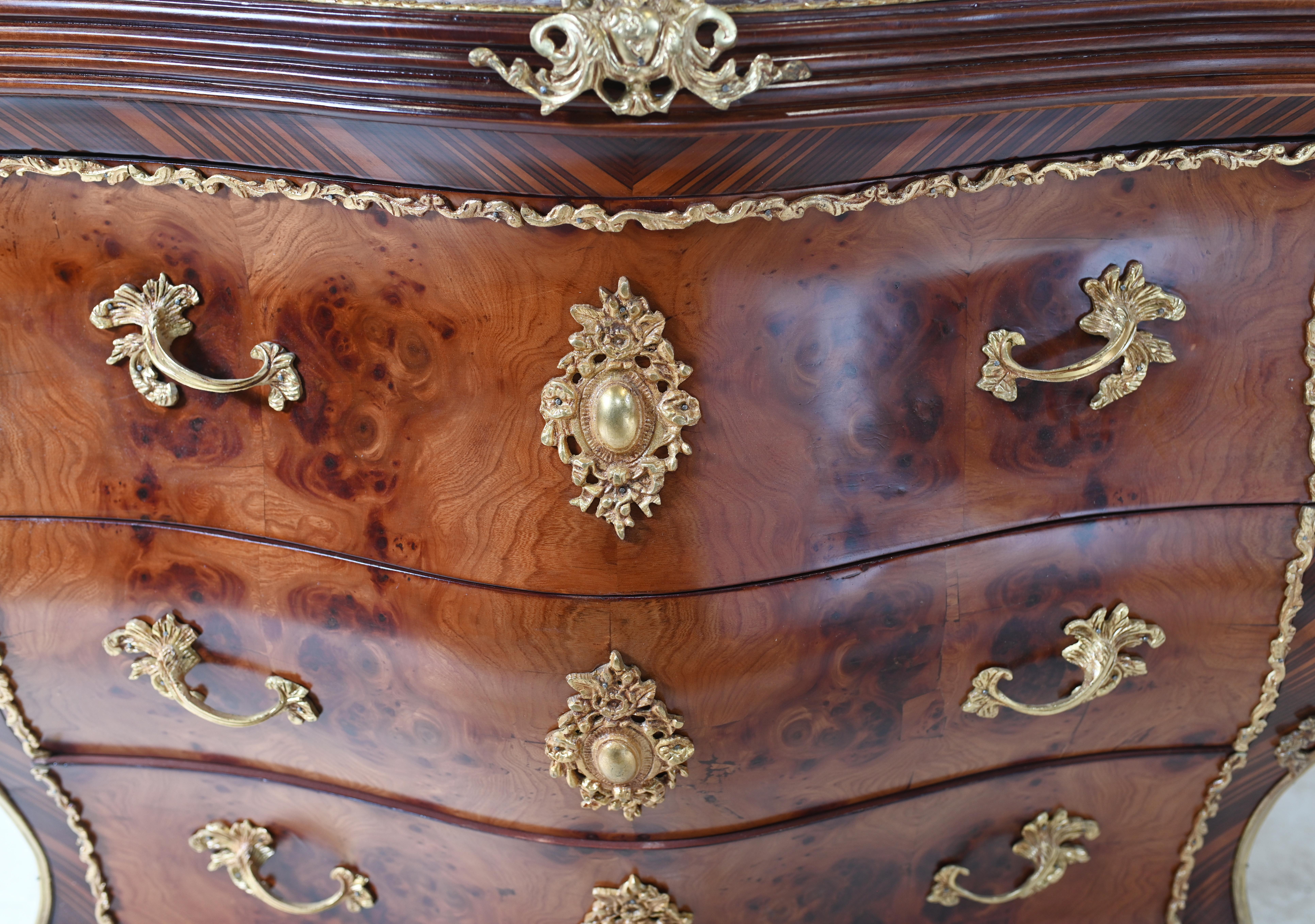 Legno dorato Coppia di Commodes Luigi XV Cassettiera francese a bombe in vendita