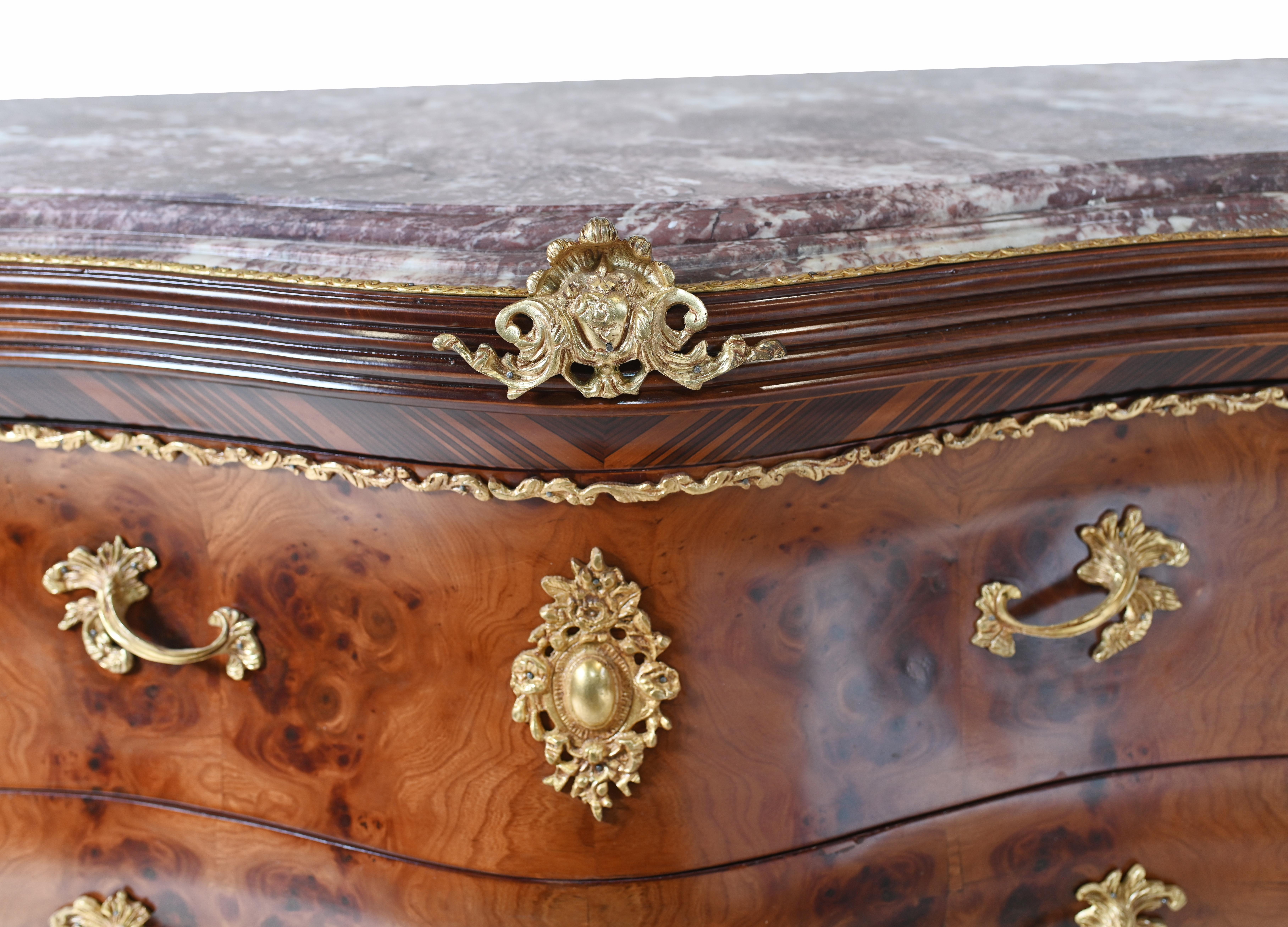 Coppia di Commodes Luigi XV Cassettiera francese a bombe in vendita 1