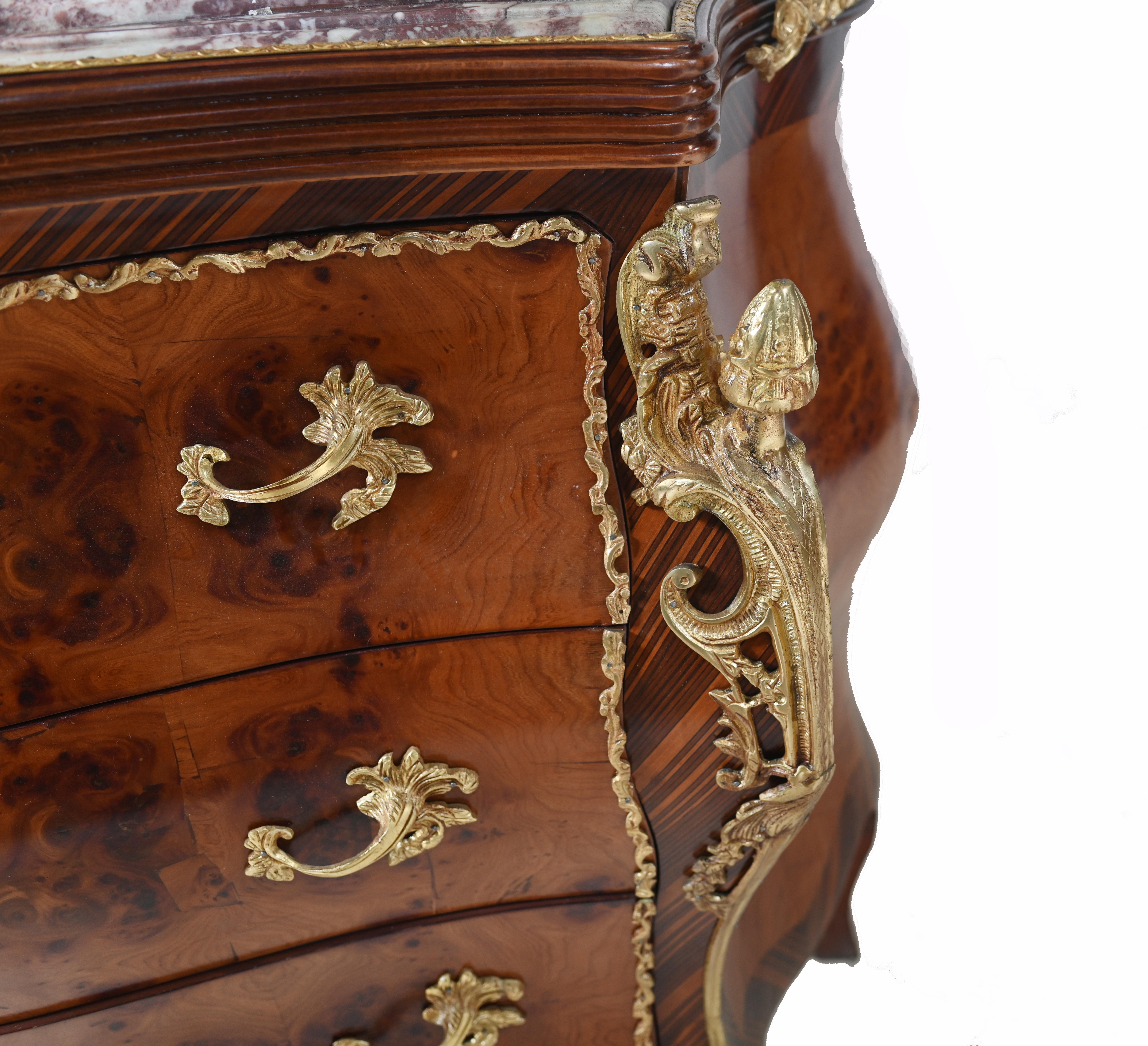 Coppia di Commodes Luigi XV Cassettiera francese a bombe in vendita 2