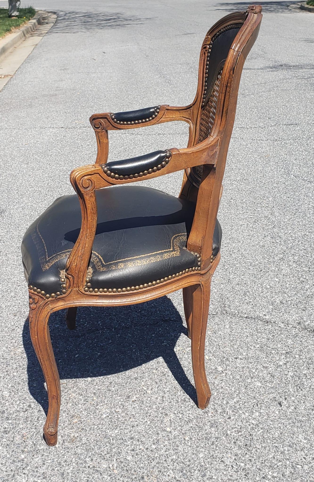Paire de fauteuils Louis XV en bois fruitier, cuir clouté et laiton, à dossier en canne en vente 3