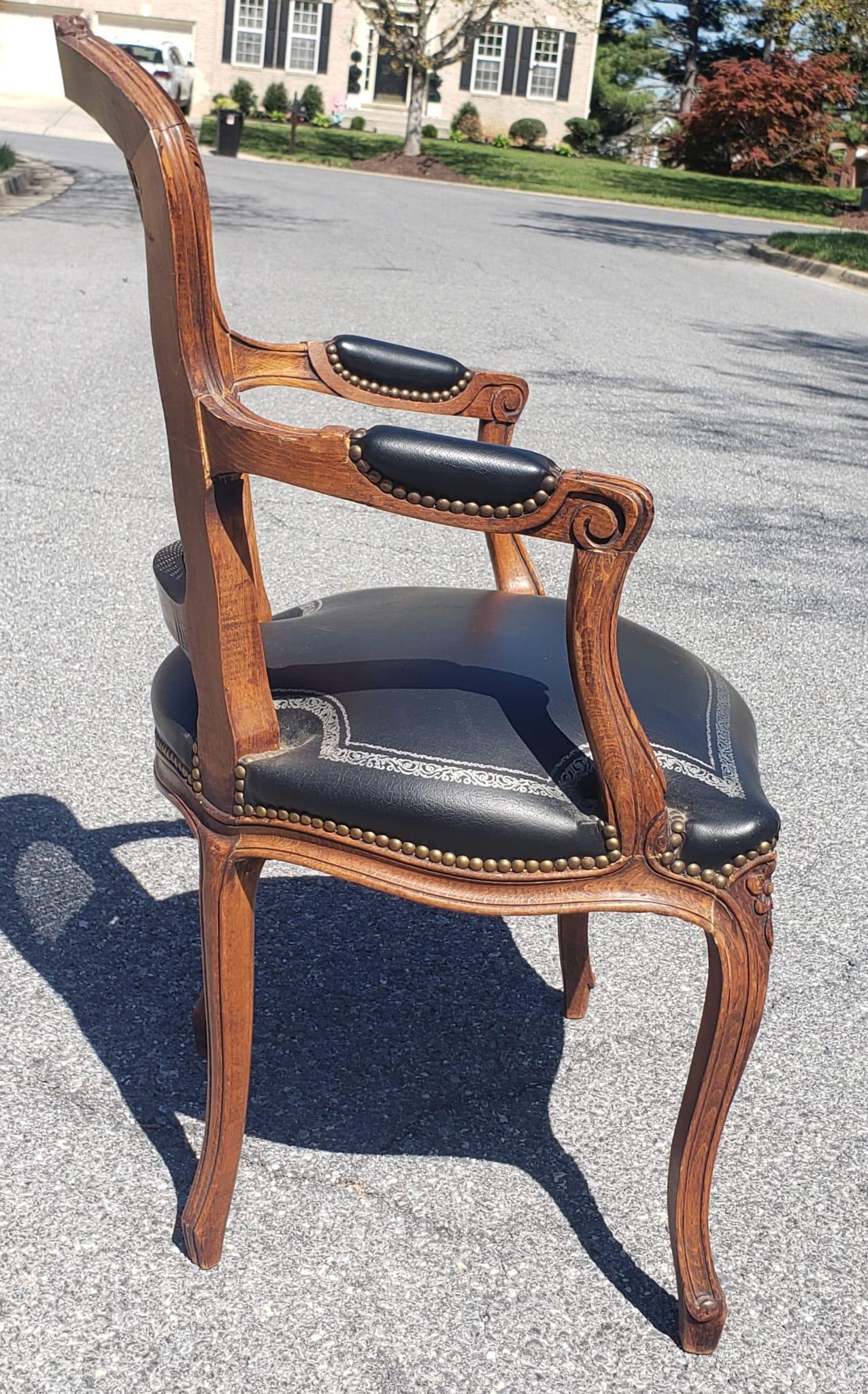 Paire de fauteuils Louis XV en bois fruitier, cuir clouté et laiton, à dossier en canne en vente 4