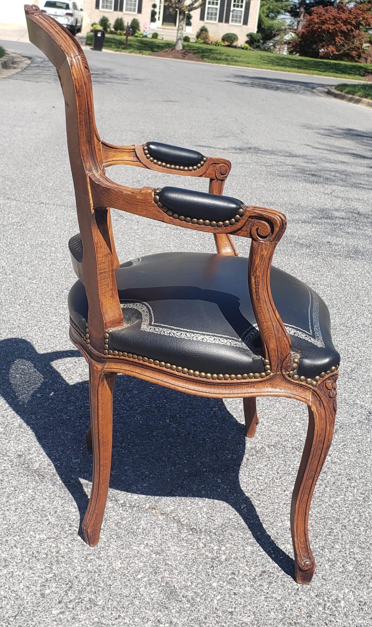 Paire de fauteuils Louis XV en bois fruitier, cuir clouté et laiton, à dossier en canne en vente 5