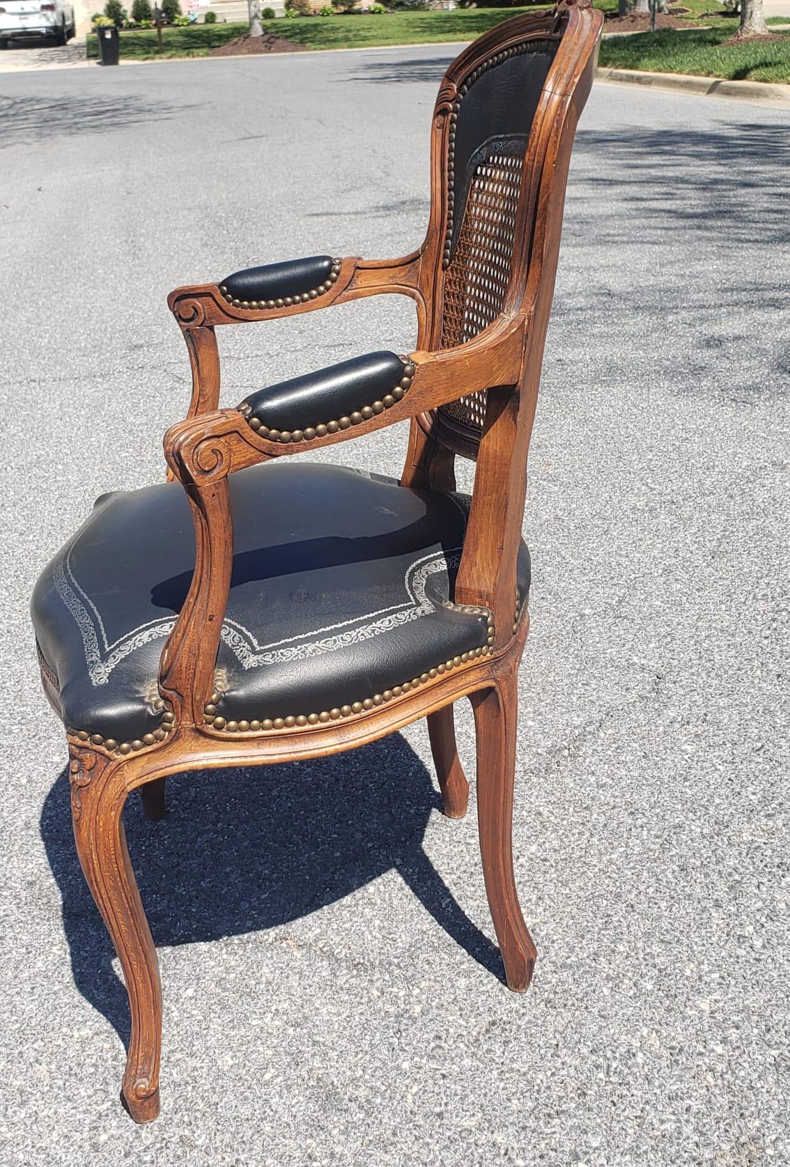 Paire de fauteuils Louis XV en bois fruitier, cuir clouté et laiton, à dossier en canne en vente 6