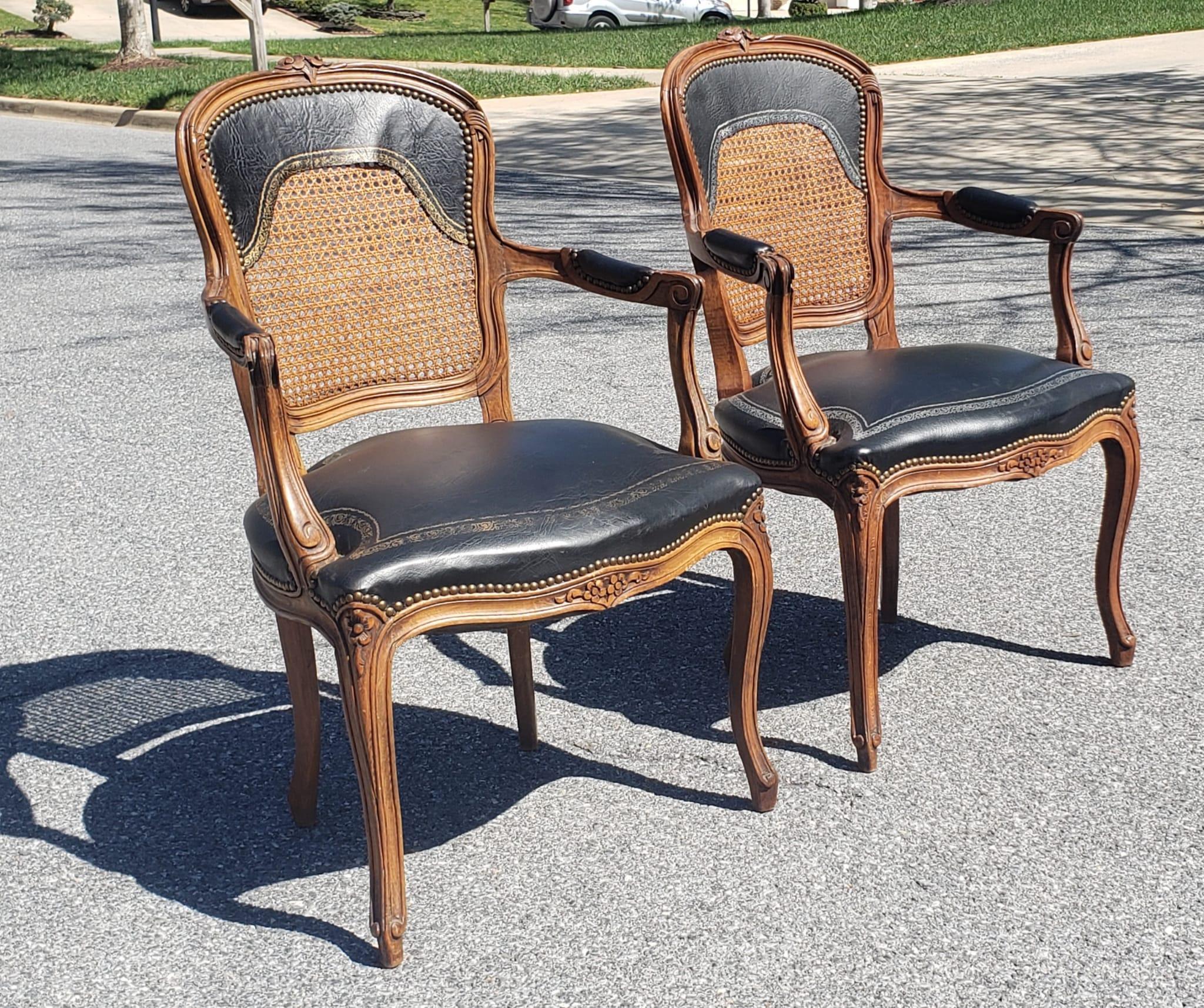 Américain Paire de fauteuils Louis XV en bois fruitier, cuir clouté et laiton, à dossier en canne en vente