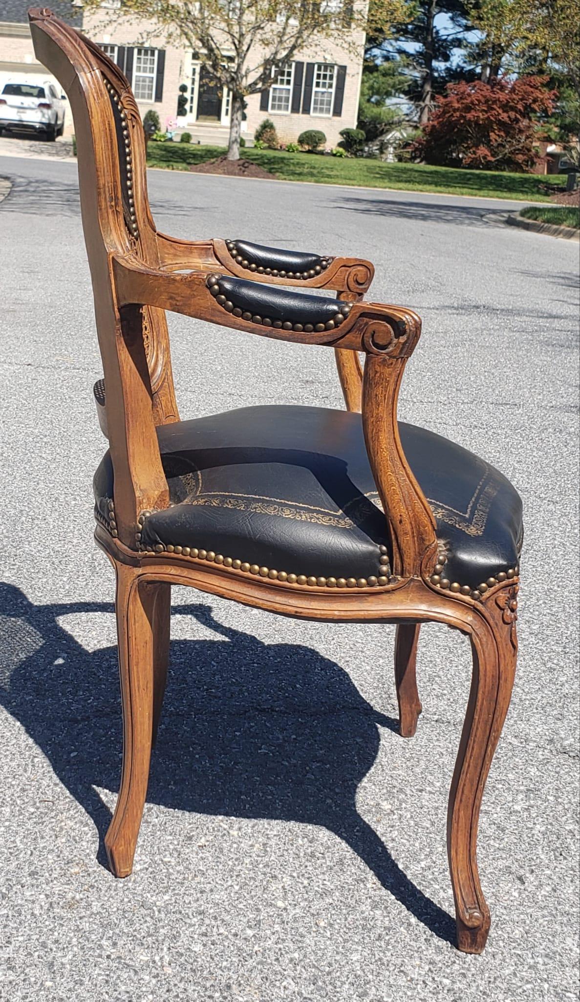 20ième siècle Paire de fauteuils Louis XV en bois fruitier, cuir clouté et laiton, à dossier en canne en vente