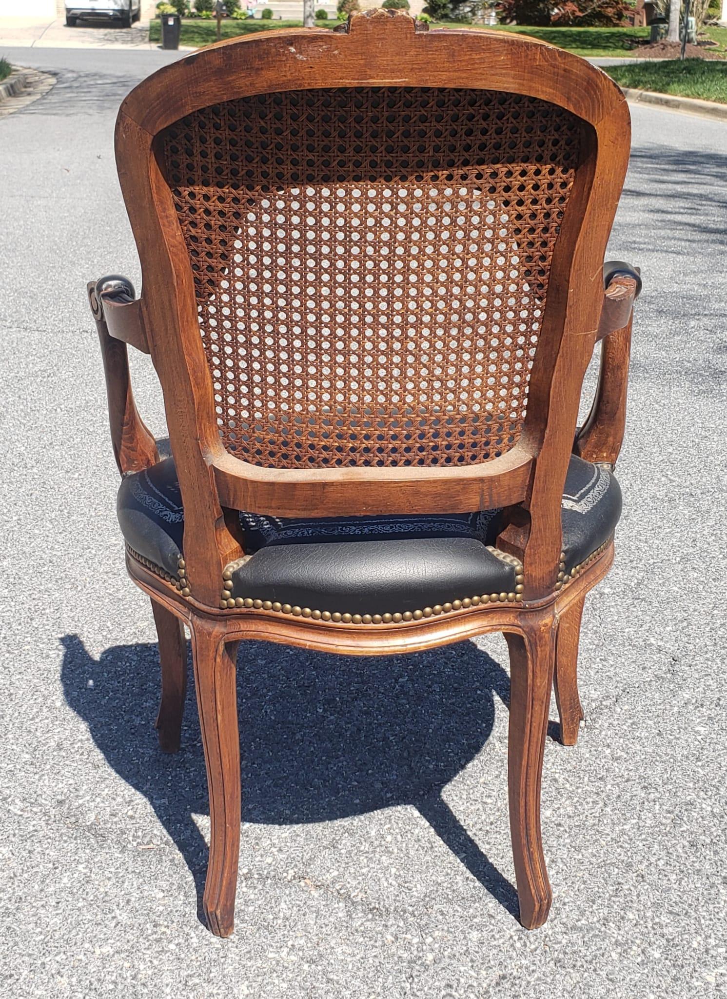 Laiton Paire de fauteuils Louis XV en bois fruitier, cuir clouté et laiton, à dossier en canne en vente