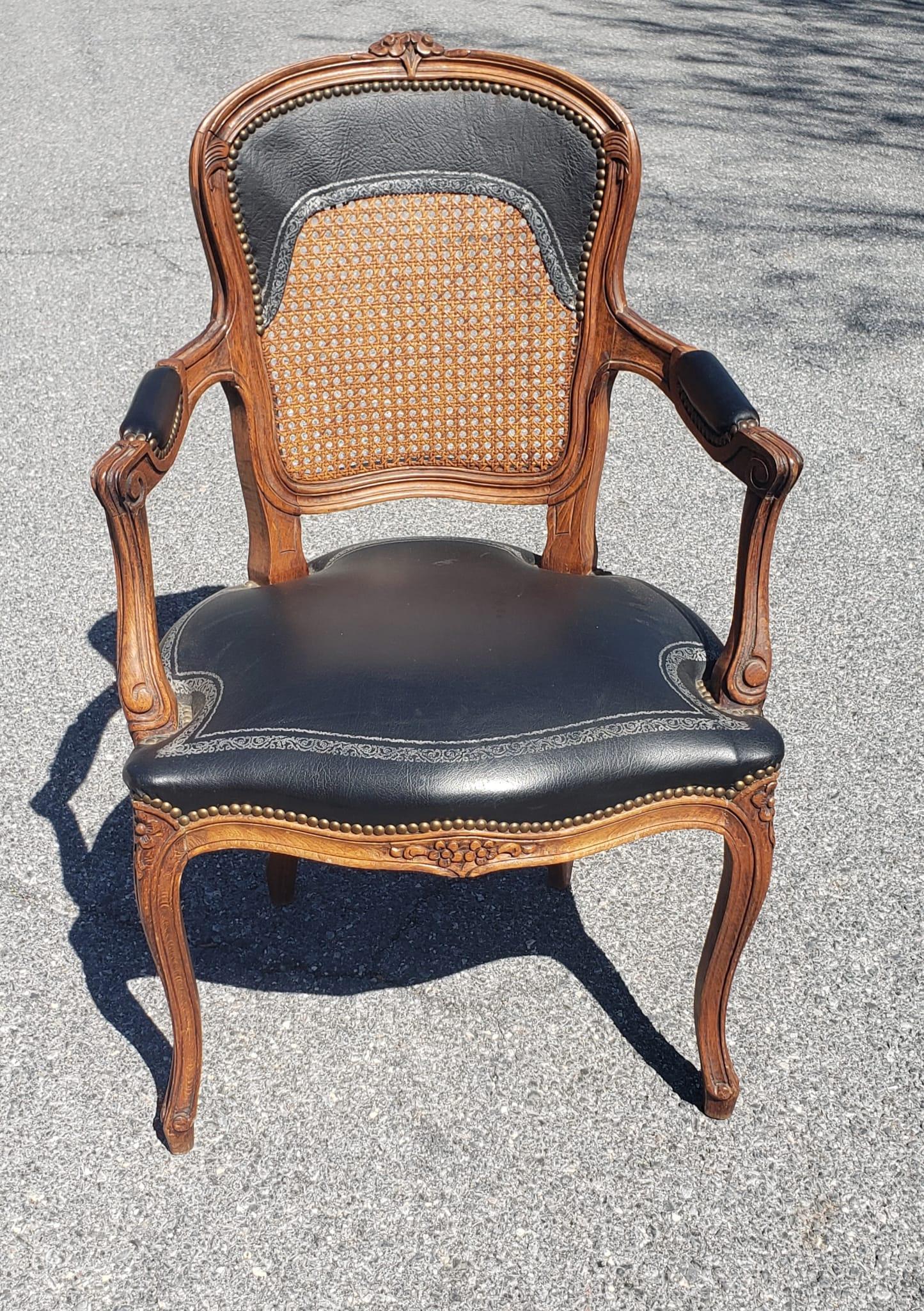 Paire de fauteuils Louis XV en bois fruitier, cuir clouté et laiton, à dossier en canne en vente 2