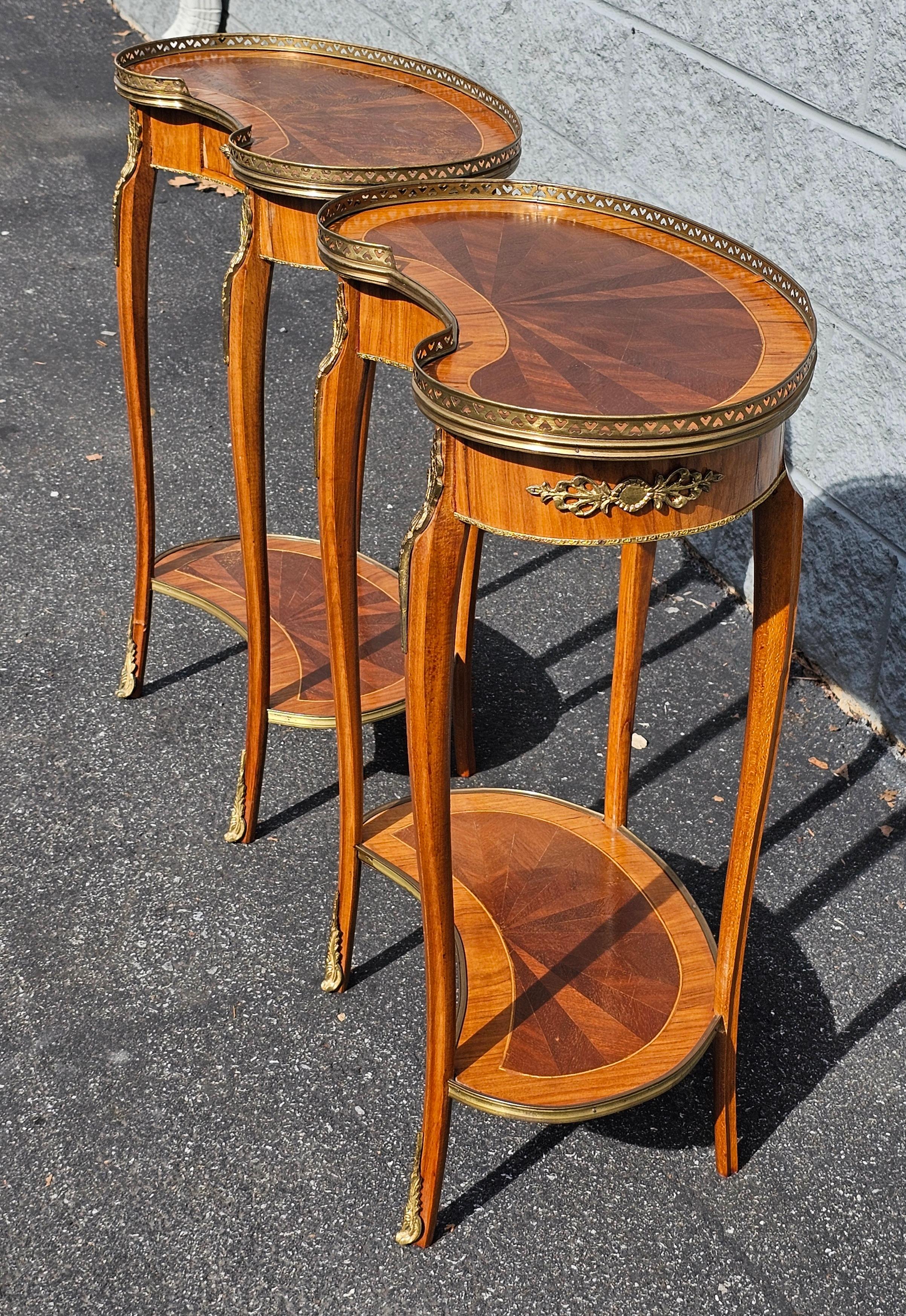 Paar Louis XV Ormolu montiert vergoldet Tulipwood und Kingwood Tisch Ambulante im Angebot 5