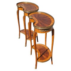 Coppia di Tavoli Ambulanti Luigi XV in legno di tulipano e legno di re montati a galla con ormolu