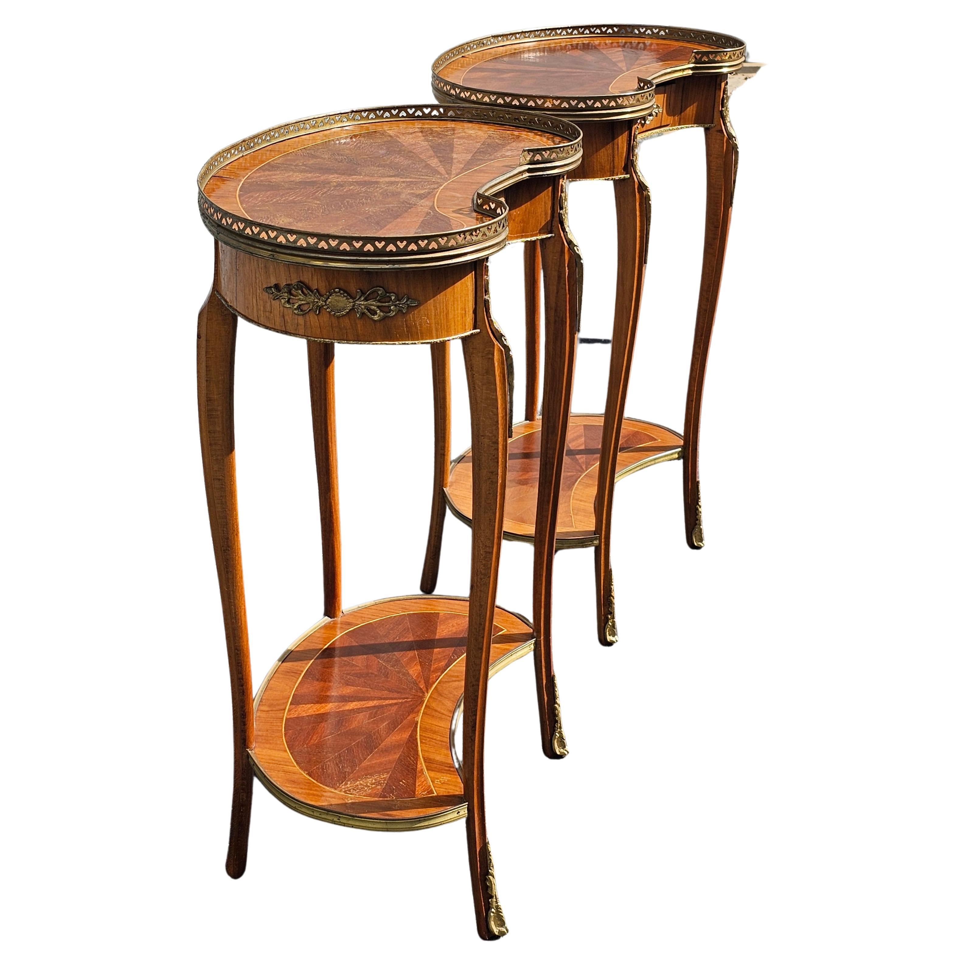 Paar Louis XV Ormolu montiert vergoldet Tulipwood und Kingwood Tisch Ambulante (Louis XV.) im Angebot