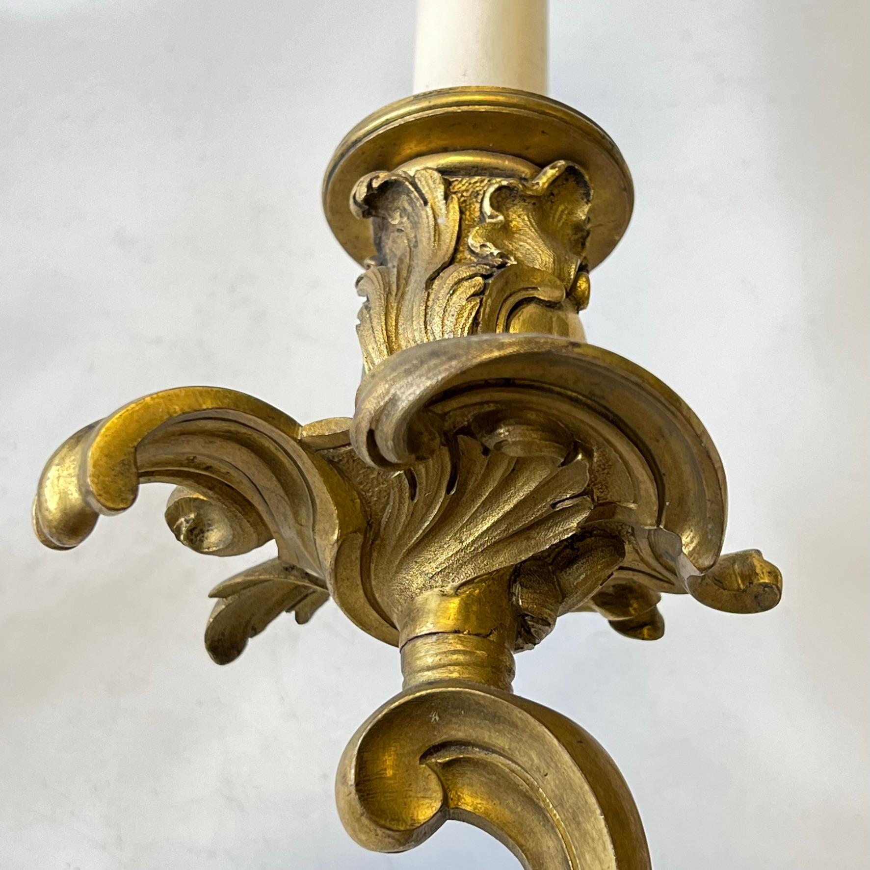 Paar Louis XV Rokoko-Stil vergoldete Bronze zwei leichte Wandleuchter im Angebot 6