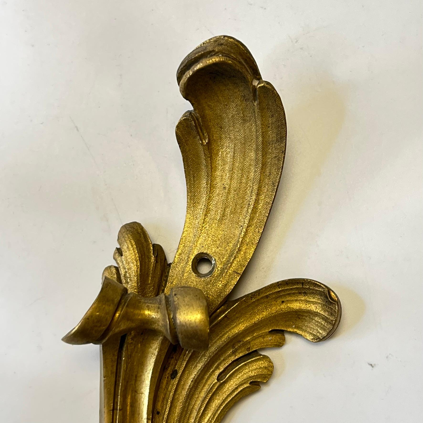 Paar Louis XV Rokoko-Stil vergoldete Bronze zwei leichte Wandleuchter im Angebot 7