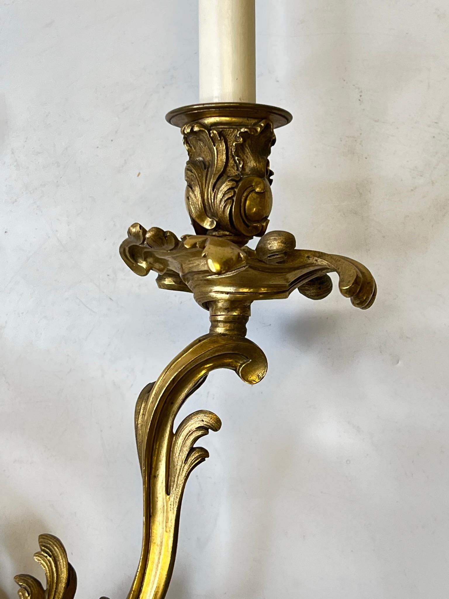 Paar Louis XV Rokoko-Stil vergoldete Bronze zwei leichte Wandleuchter (Spätes 19. Jahrhundert) im Angebot