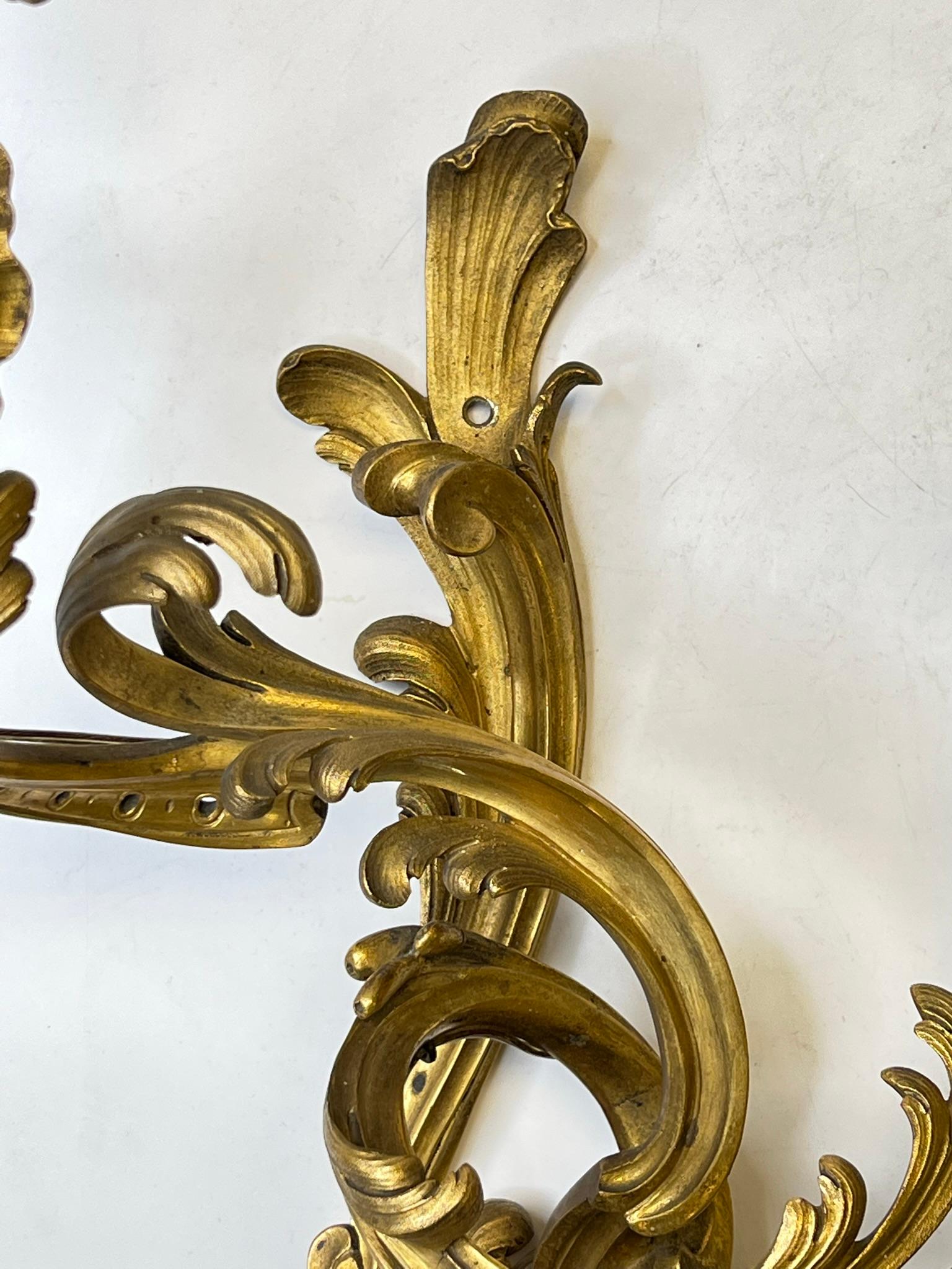 Paire d'appliques à deux lumières de style rococo Louis XV en bronze doré en vente 2