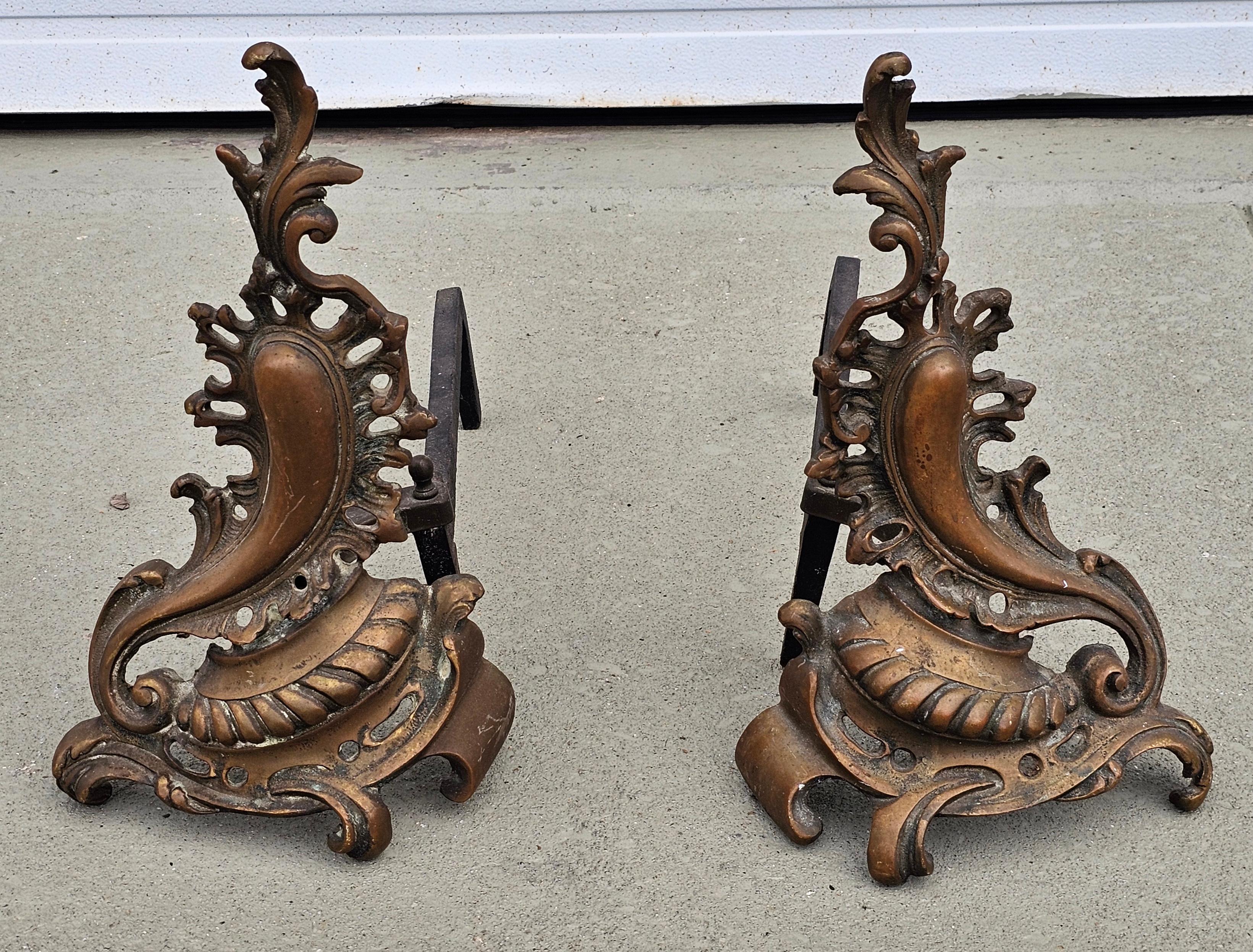 Paire d'objets anciens de style Louis XV  Andirons en laiton et en fer, Circa 1880s.
 Mesure 10