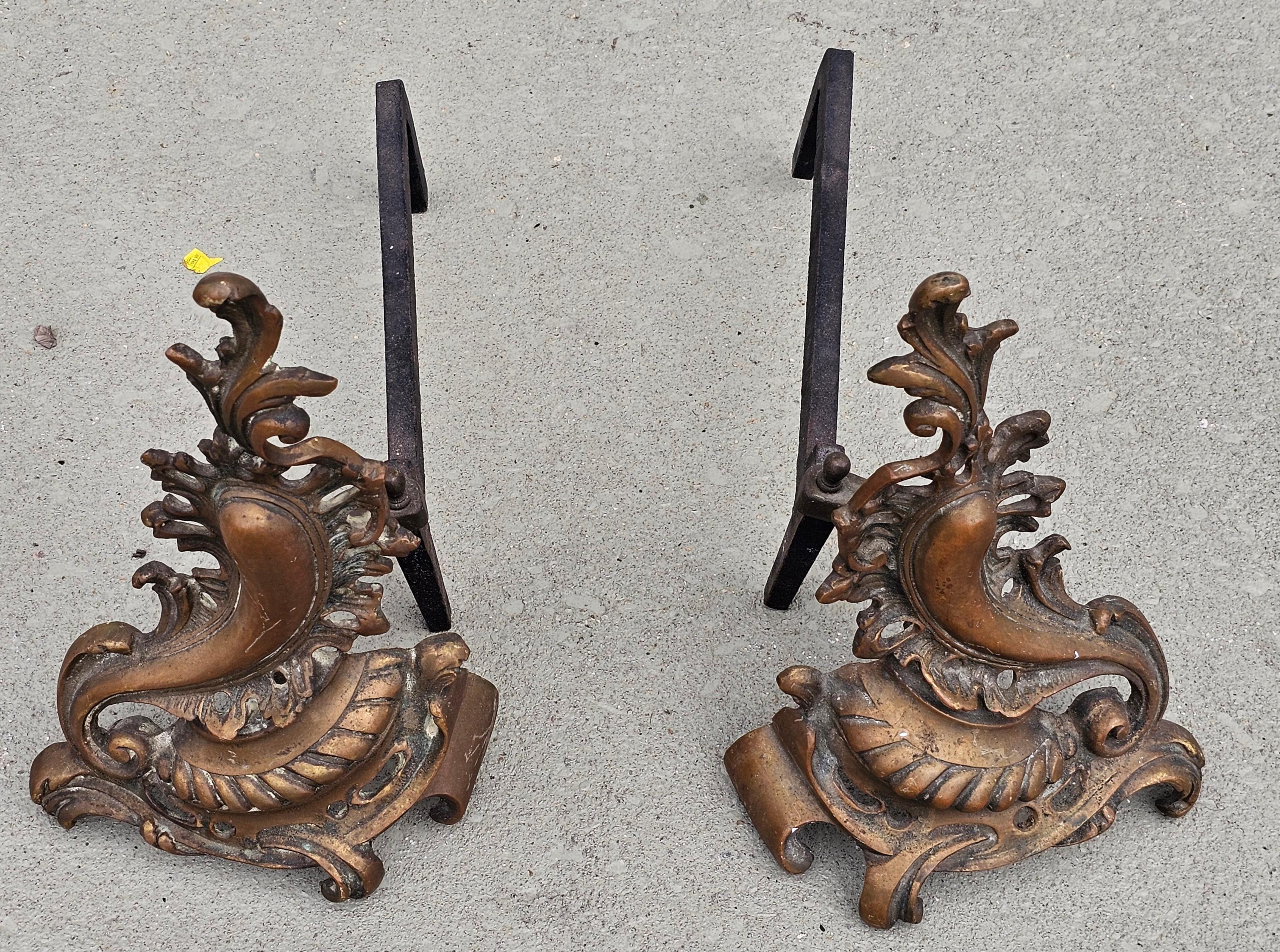 Ferronnerie Paire de chenets en fer et laiton anciens de style Louis XV, vers 1880 en vente