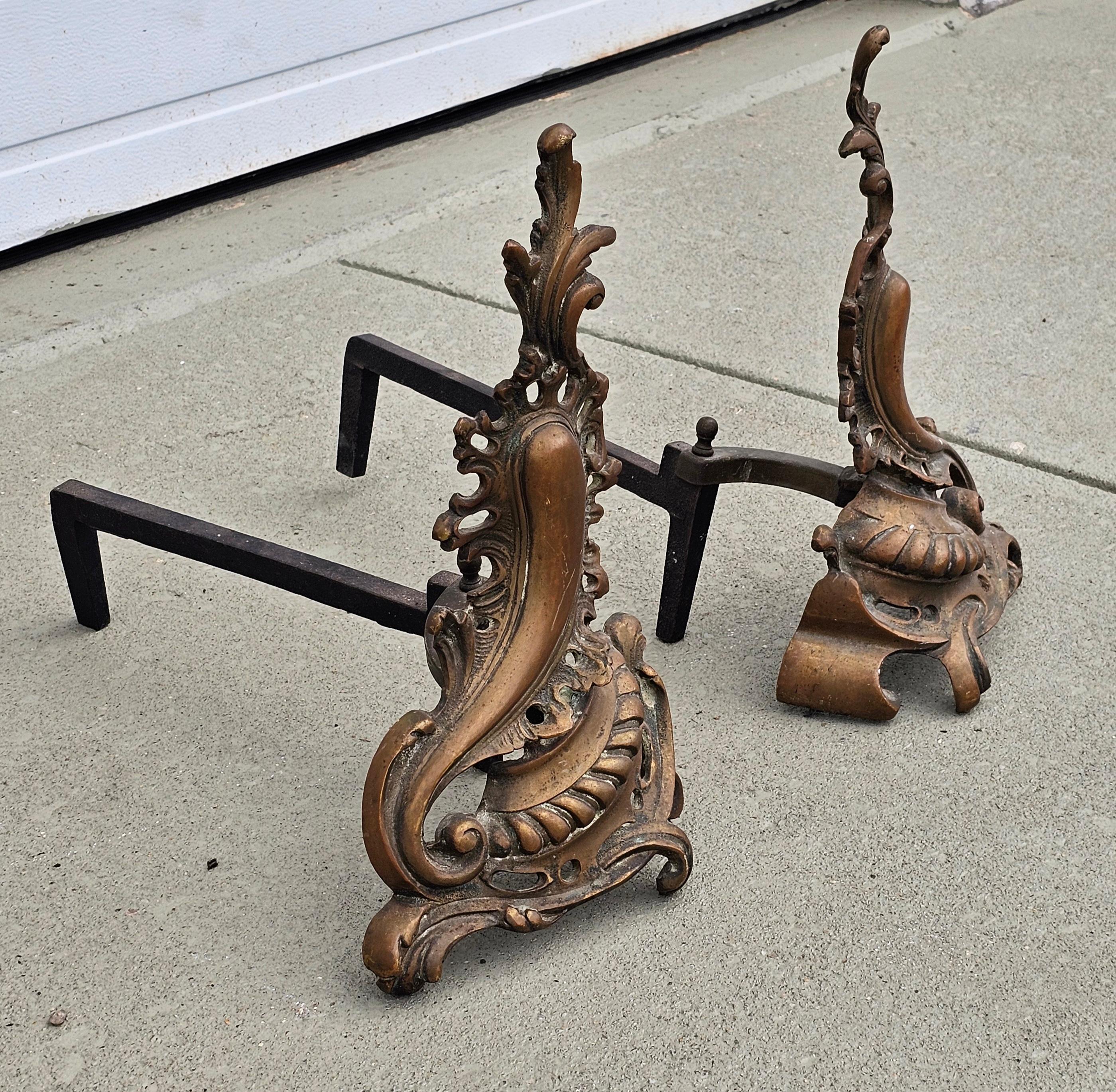 Paire de chenets en fer et laiton anciens de style Louis XV, vers 1880 Bon état - En vente à Germantown, MD