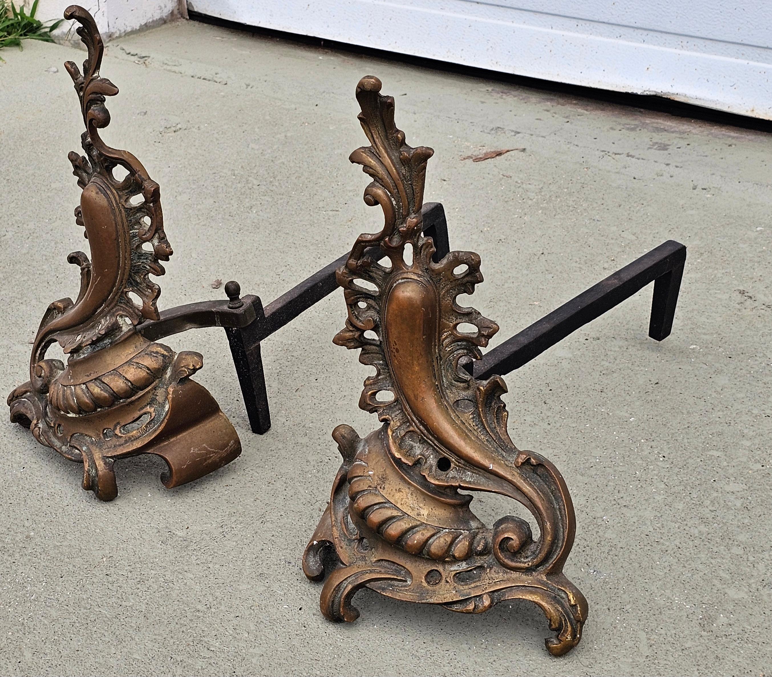 XIXe siècle Paire de chenets en fer et laiton anciens de style Louis XV, vers 1880 en vente