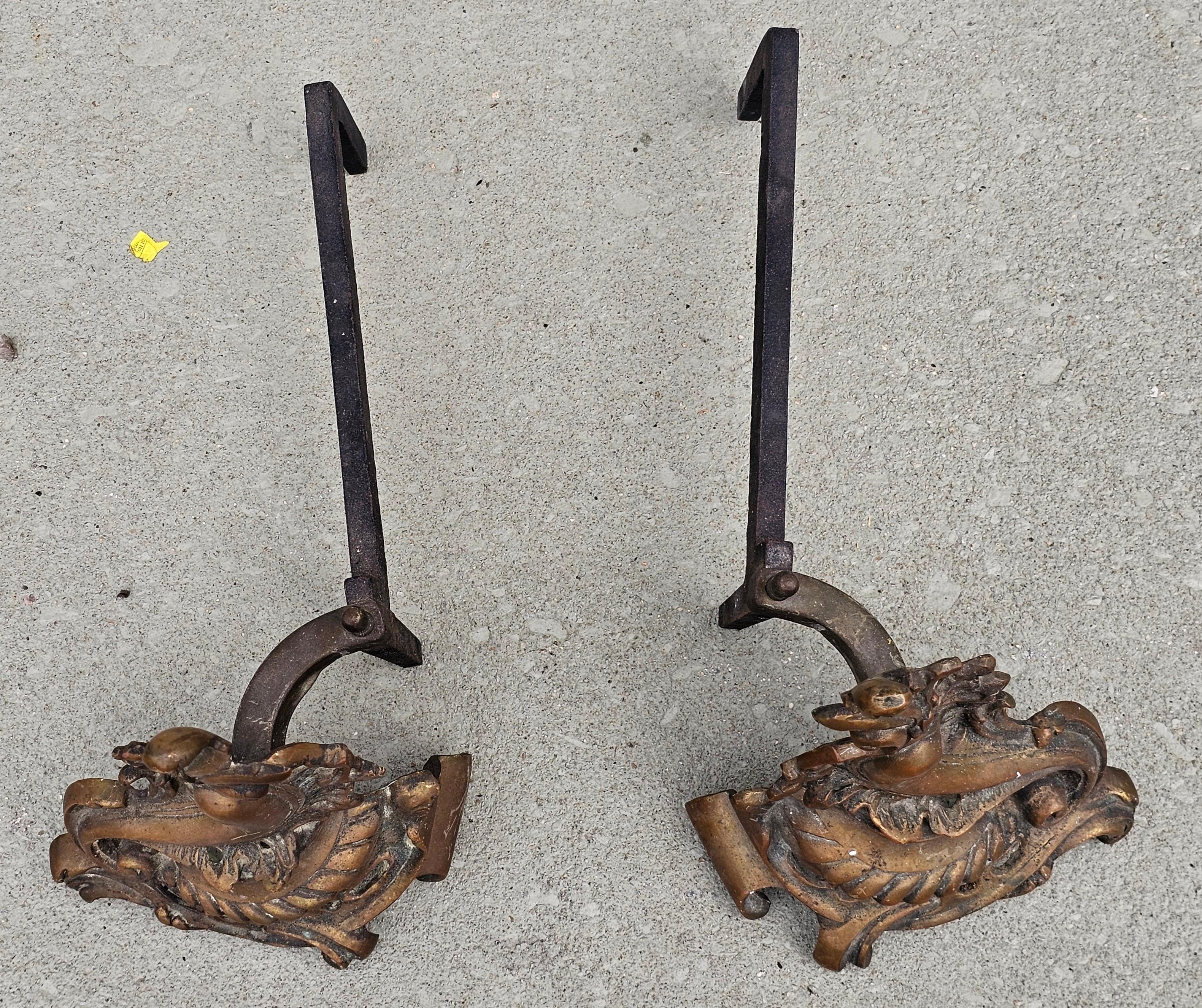Laiton Paire de chenets en fer et laiton anciens de style Louis XV, vers 1880 en vente