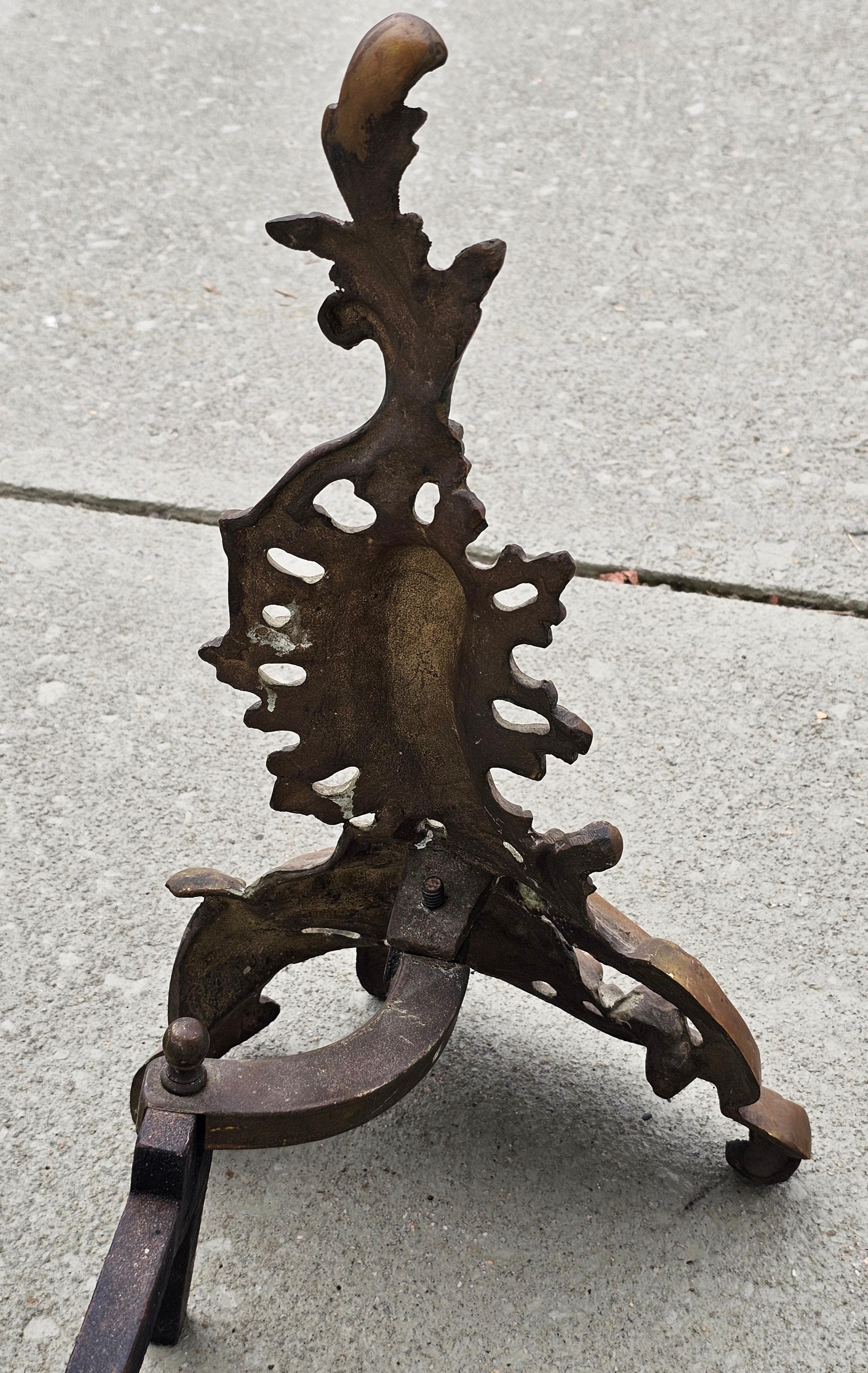 Paire de chenets en fer et laiton anciens de style Louis XV, vers 1880 en vente 1
