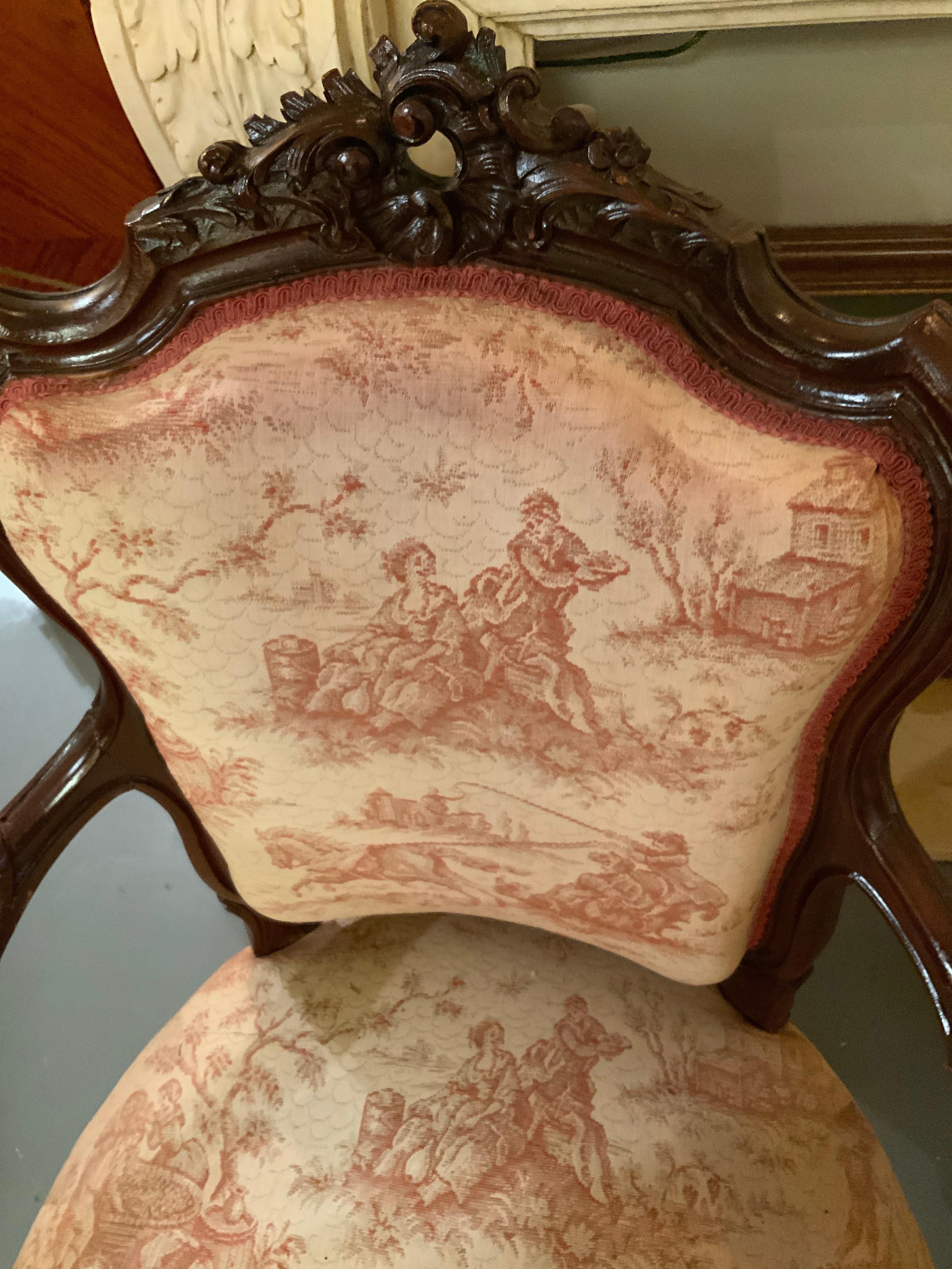 Coppia di poltroncine con cornice in noce, con un bel cartiglio intagliato sulla cresta, graziose...
Gamba curva, rivestimento in tessuto toile francese.