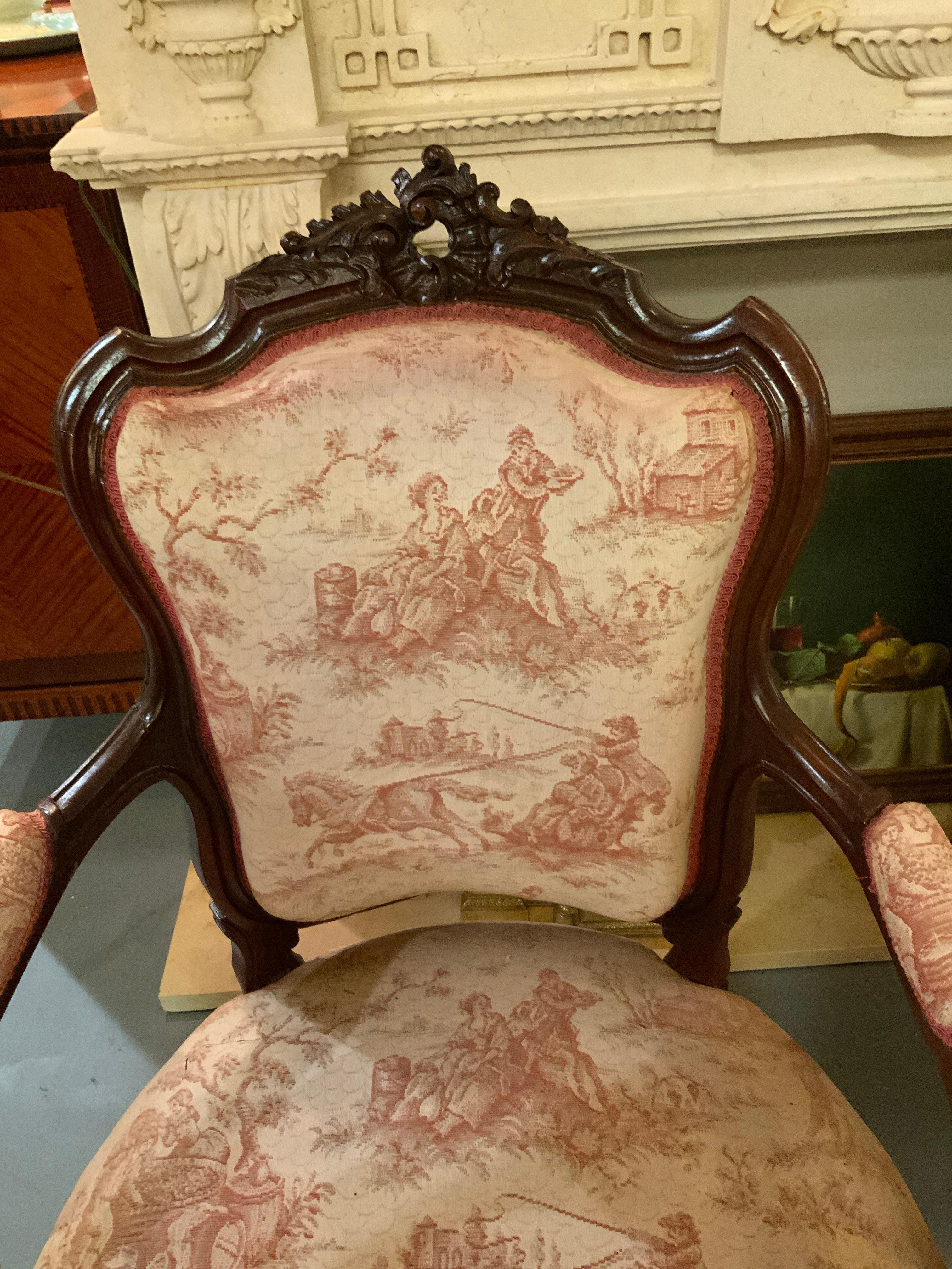 Francese Coppia di poltrone in stile Luigi XV in noce con rivestimento in Cartouche Toile intagliato in vendita