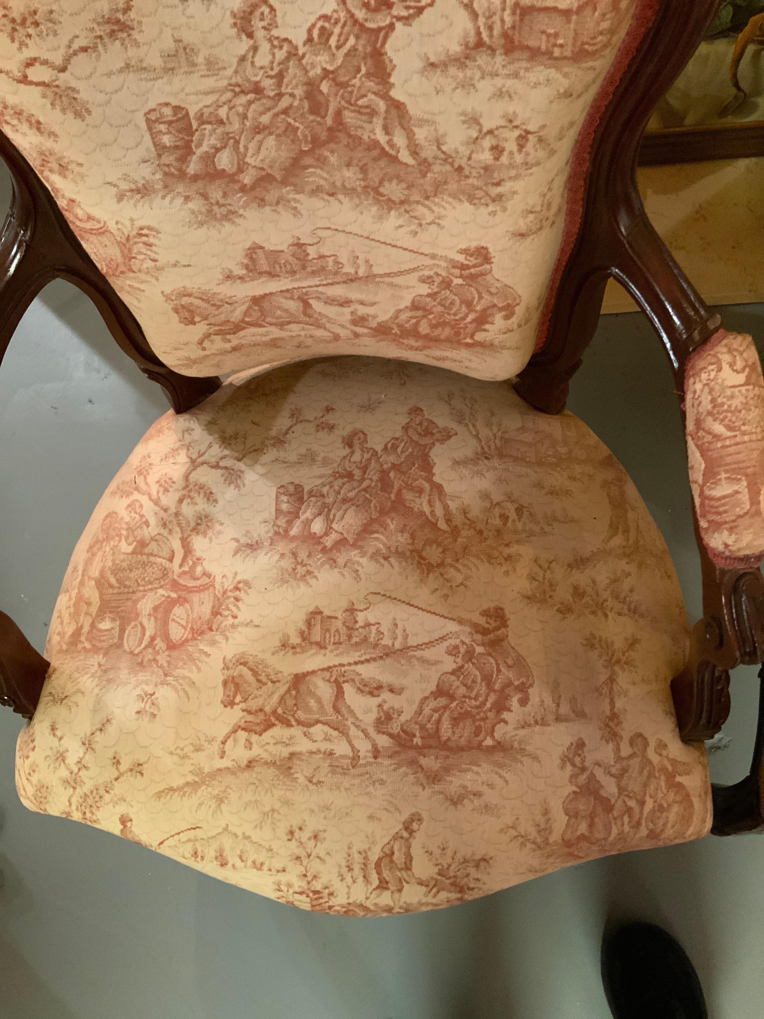 Coppia di poltrone in stile Luigi XV in noce con rivestimento in Cartouche Toile intagliato In condizioni ottime in vendita a Houston, TX