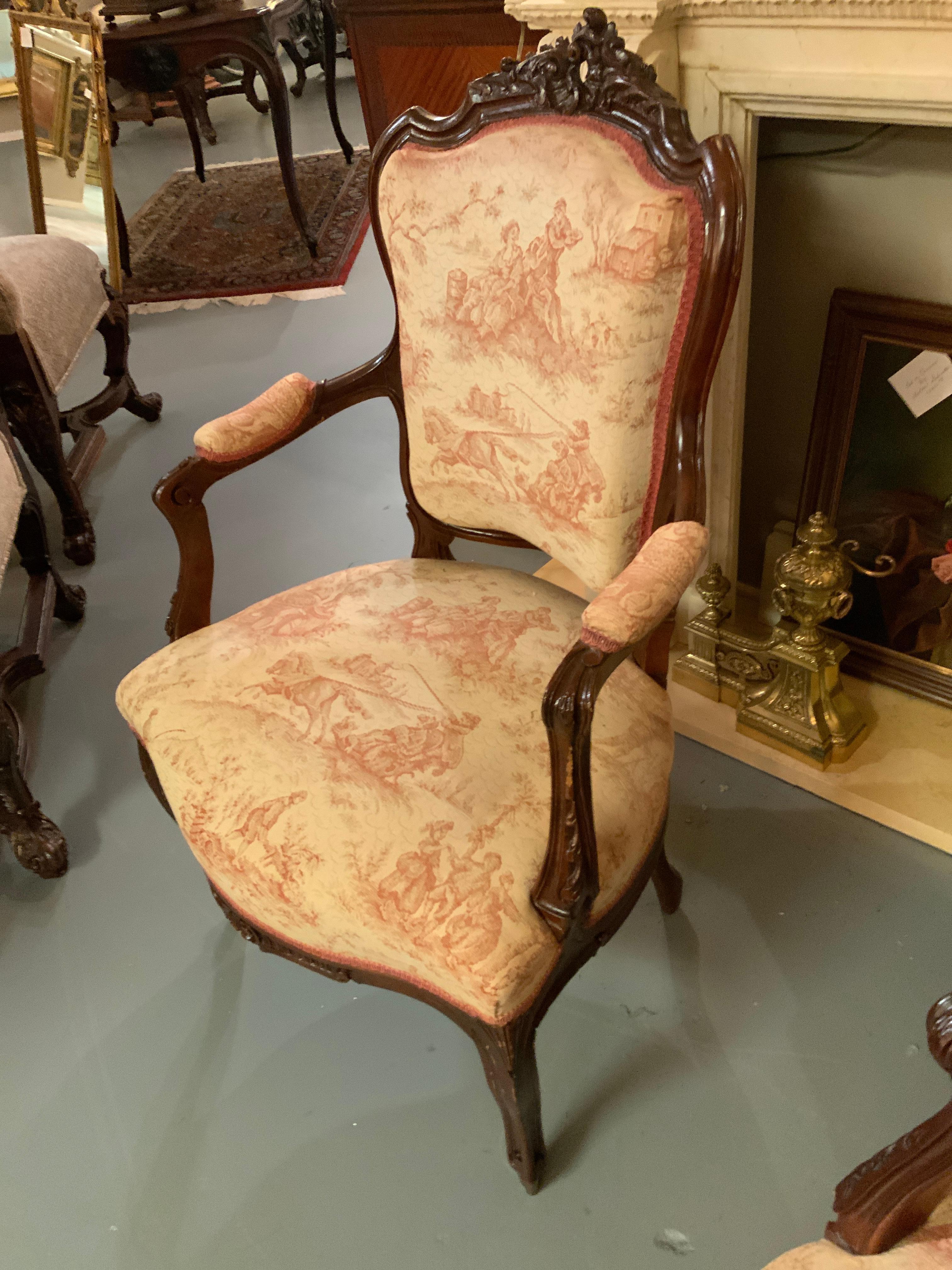 XX secolo Coppia di poltrone in stile Luigi XV in noce con rivestimento in Cartouche Toile intagliato in vendita