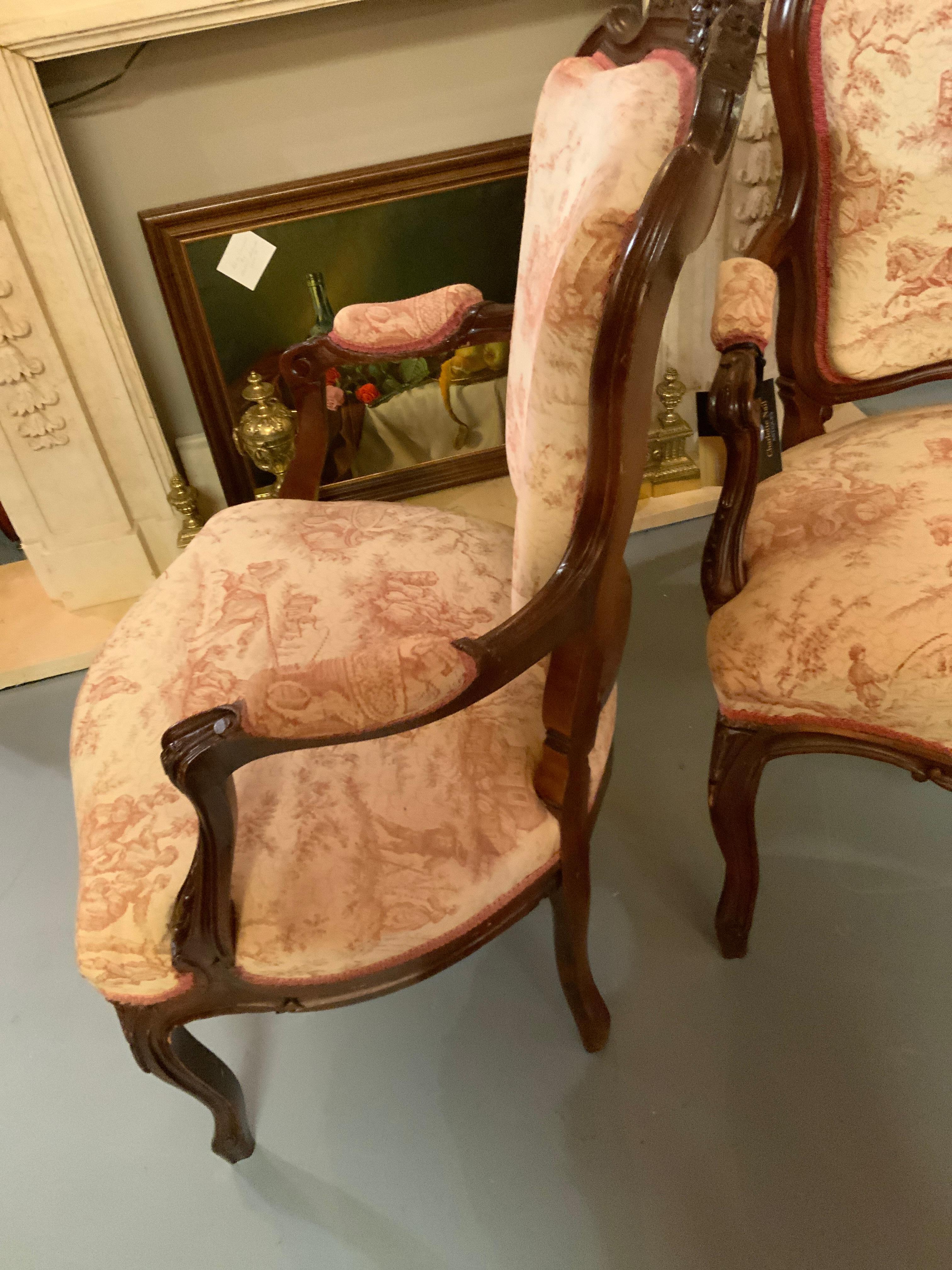 Noce Coppia di poltrone in stile Luigi XV in noce con rivestimento in Cartouche Toile intagliato in vendita