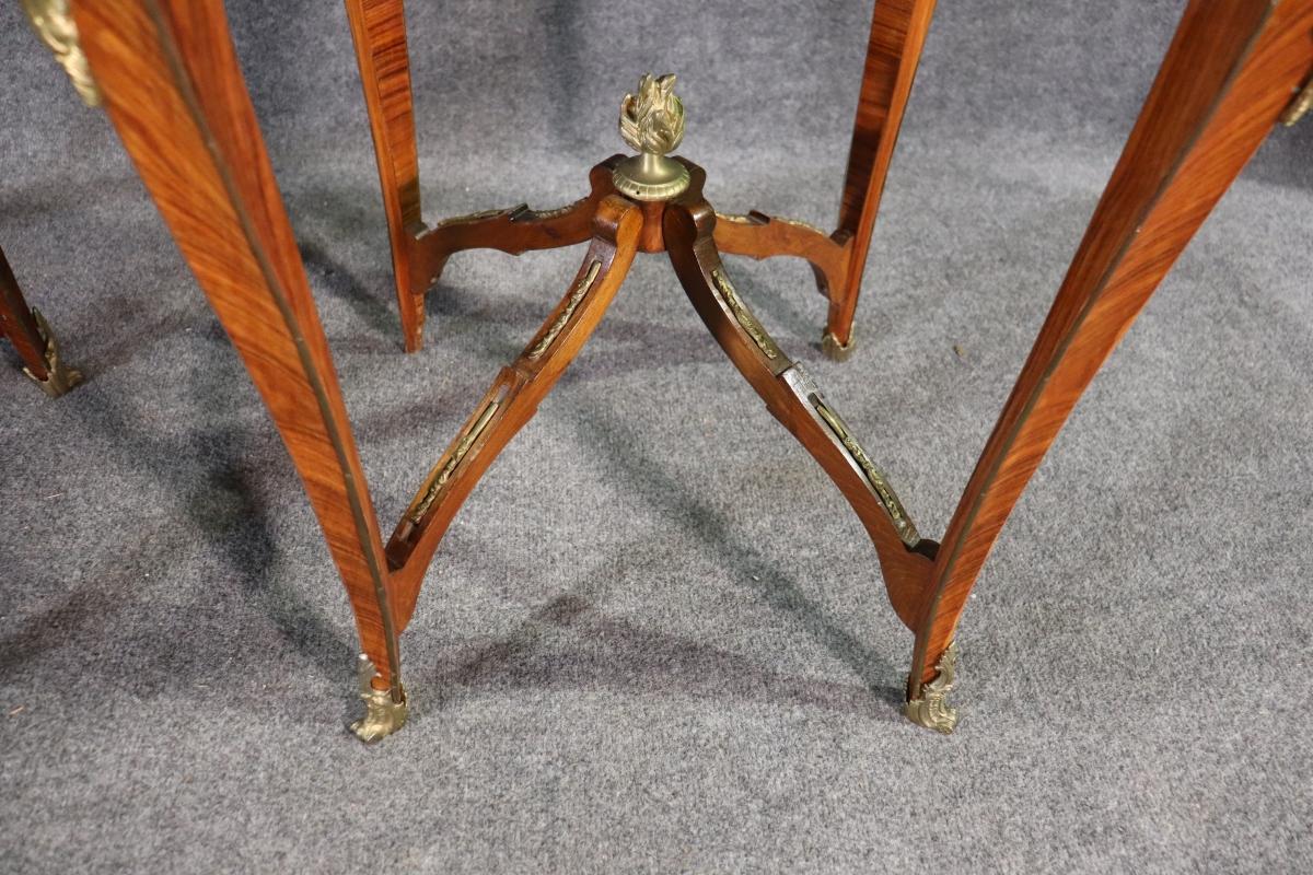 Français Paire de style Louis XV monté en bronze Breccia Brown  Tables d'appoint marbre en vente
