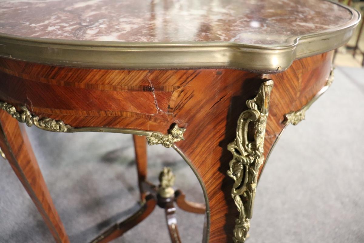 Paire de style Louis XV monté en bronze Breccia Brown  Tables d'appoint marbre Bon état - En vente à Swedesboro, NJ