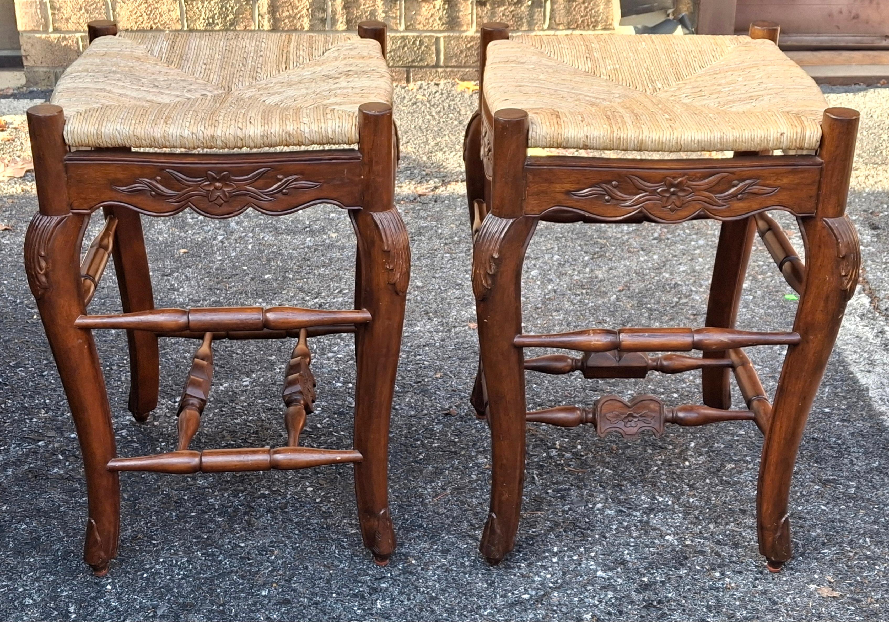 Country Paire de tabourets de comptoir de style Louis XV en acajou sculpté et siège en jonc en vente