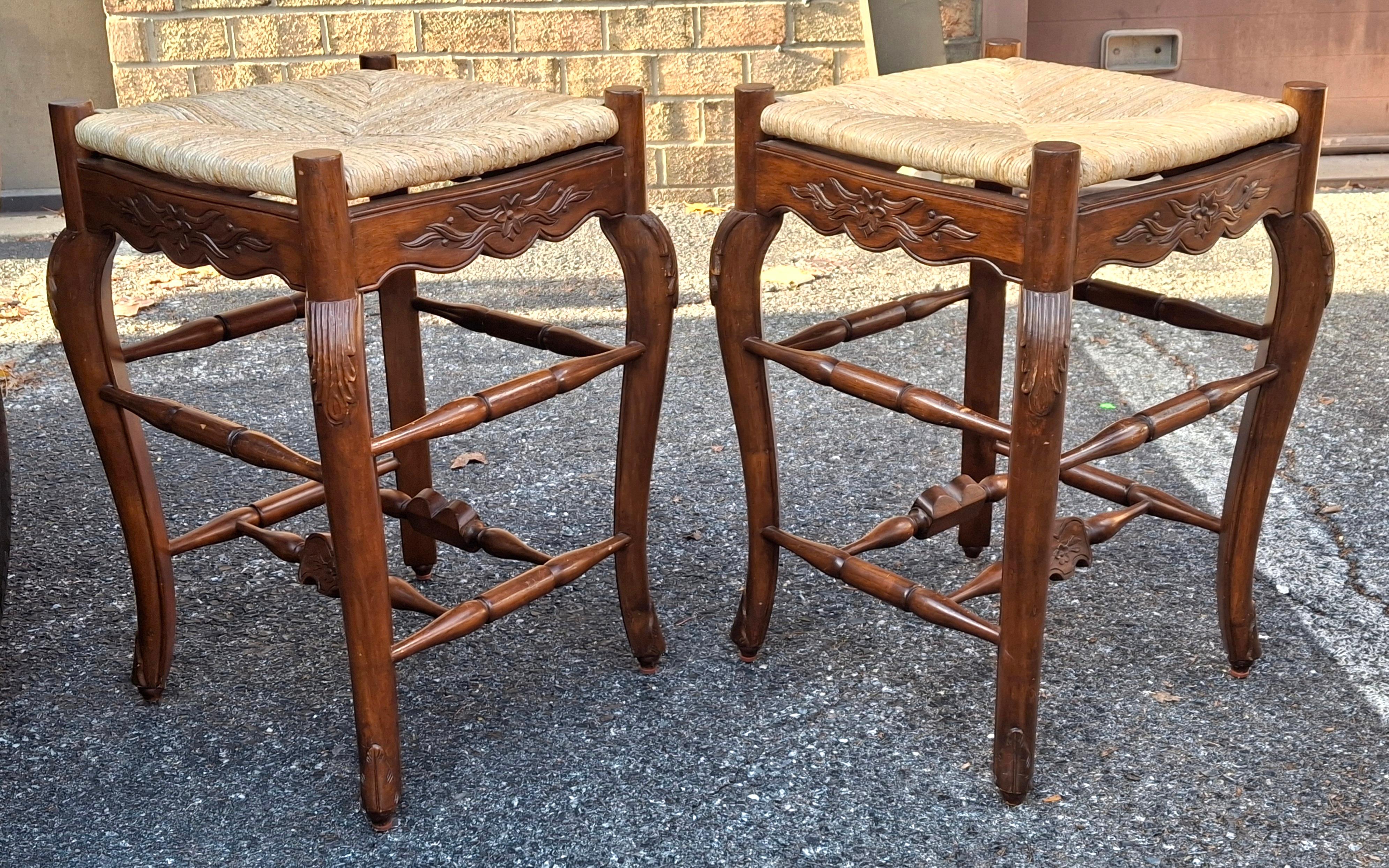 Paire de tabourets de comptoir de style Louis XV en acajou sculpté et siège en jonc Bon état - En vente à Germantown, MD