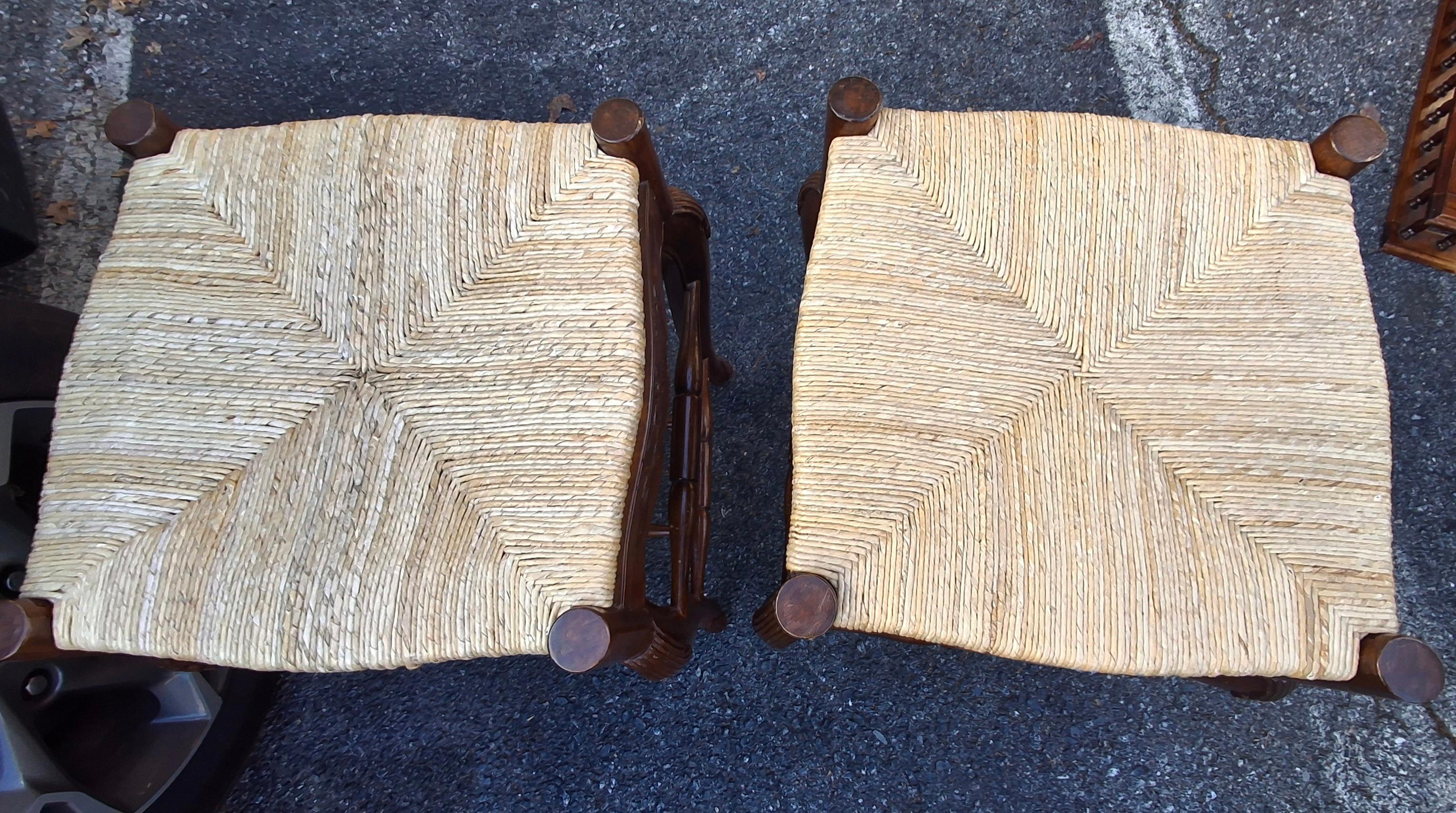 Jonc Paire de tabourets de comptoir de style Louis XV en acajou sculpté et siège en jonc en vente