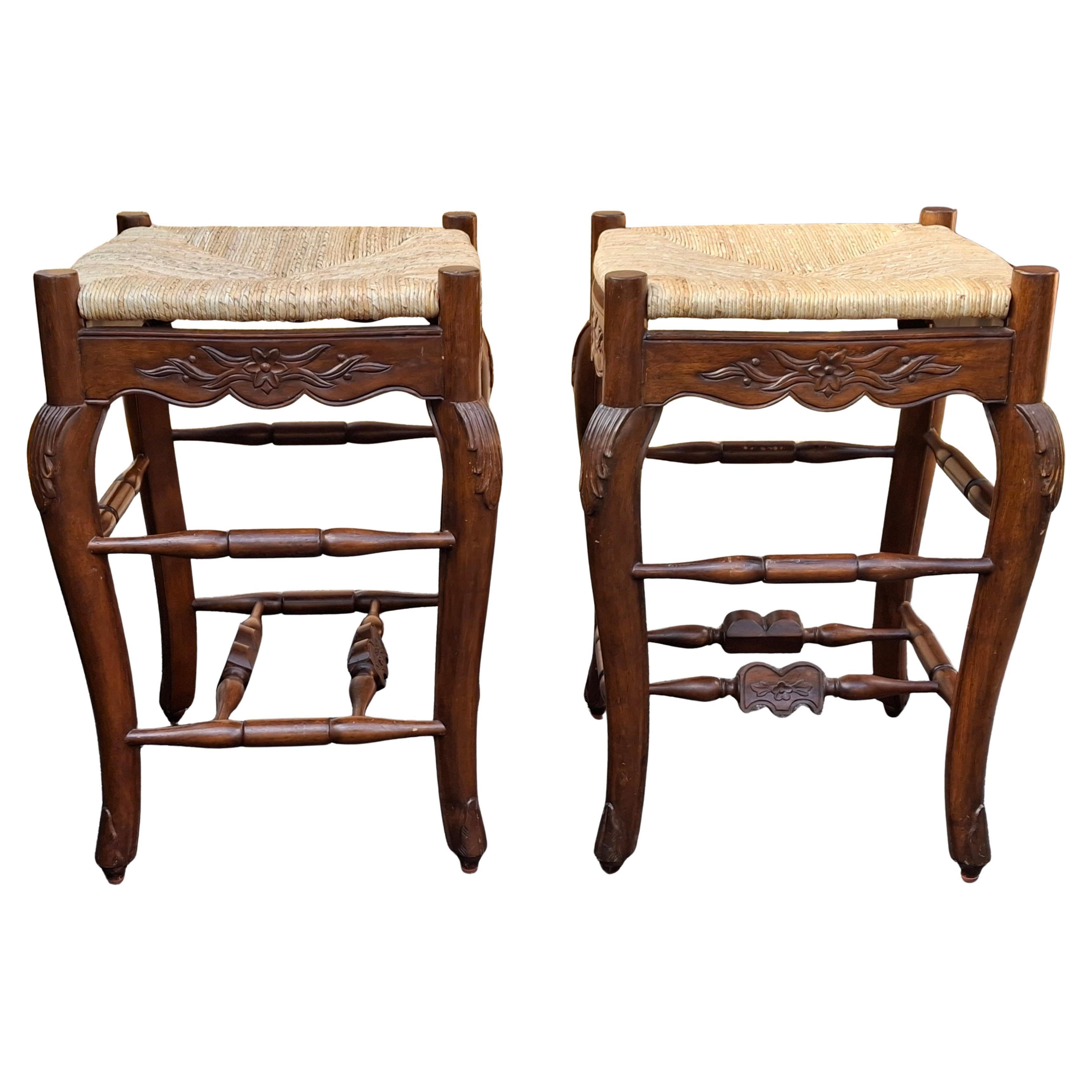 Paire de tabourets de comptoir de style Louis XV en acajou sculpté et siège en jonc