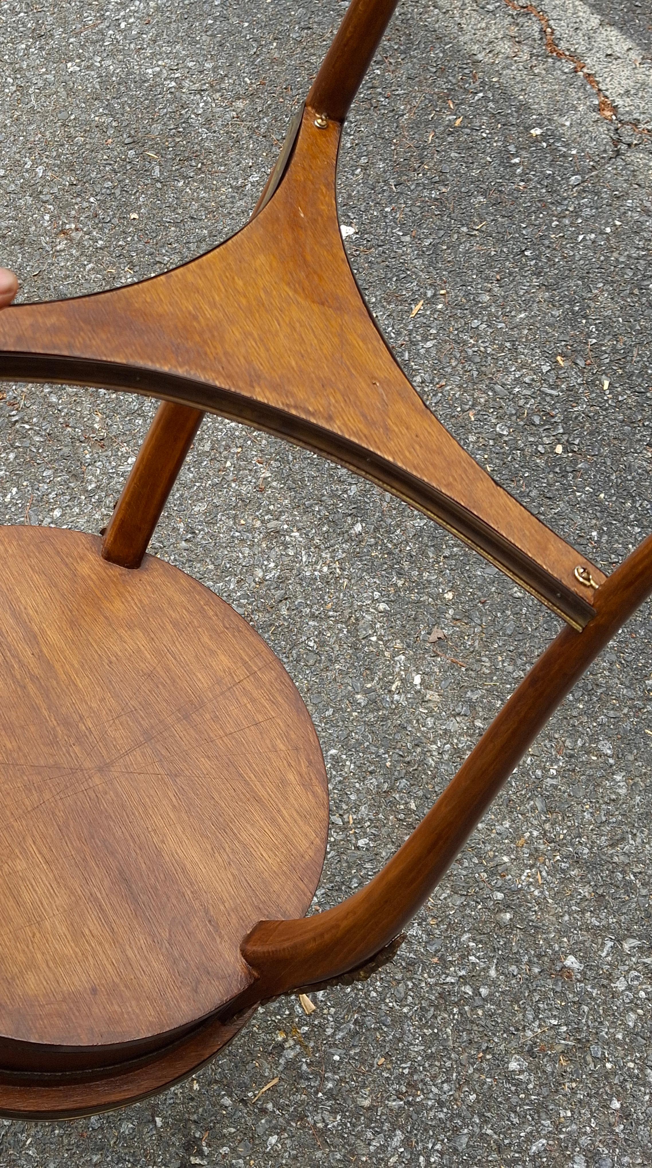 Pareja de mesas auxiliares de caoba dorada con montura de metal y parquet estilo Luis XV en venta 4